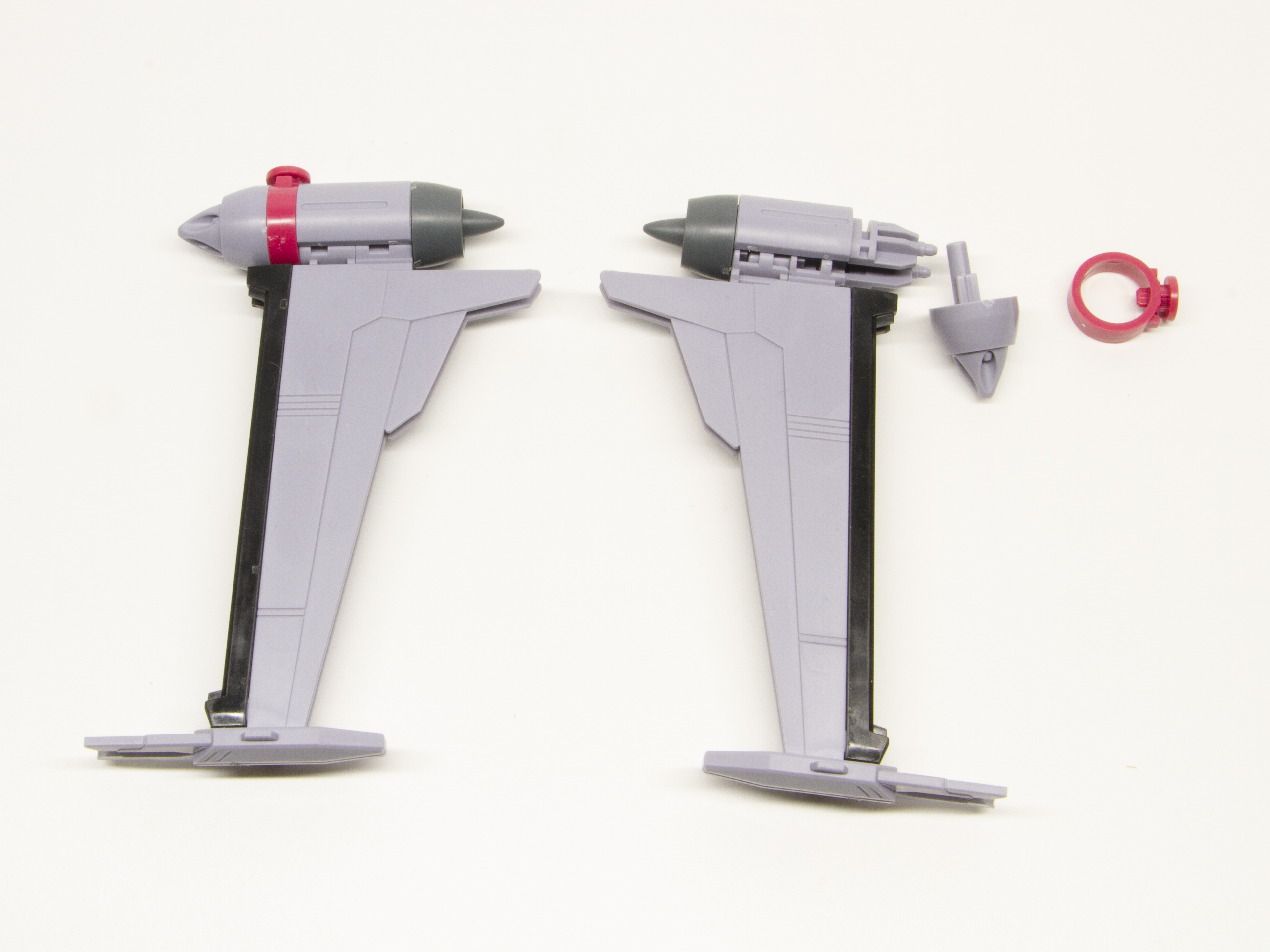 胴体にスラスターパーツと翼を組み込む