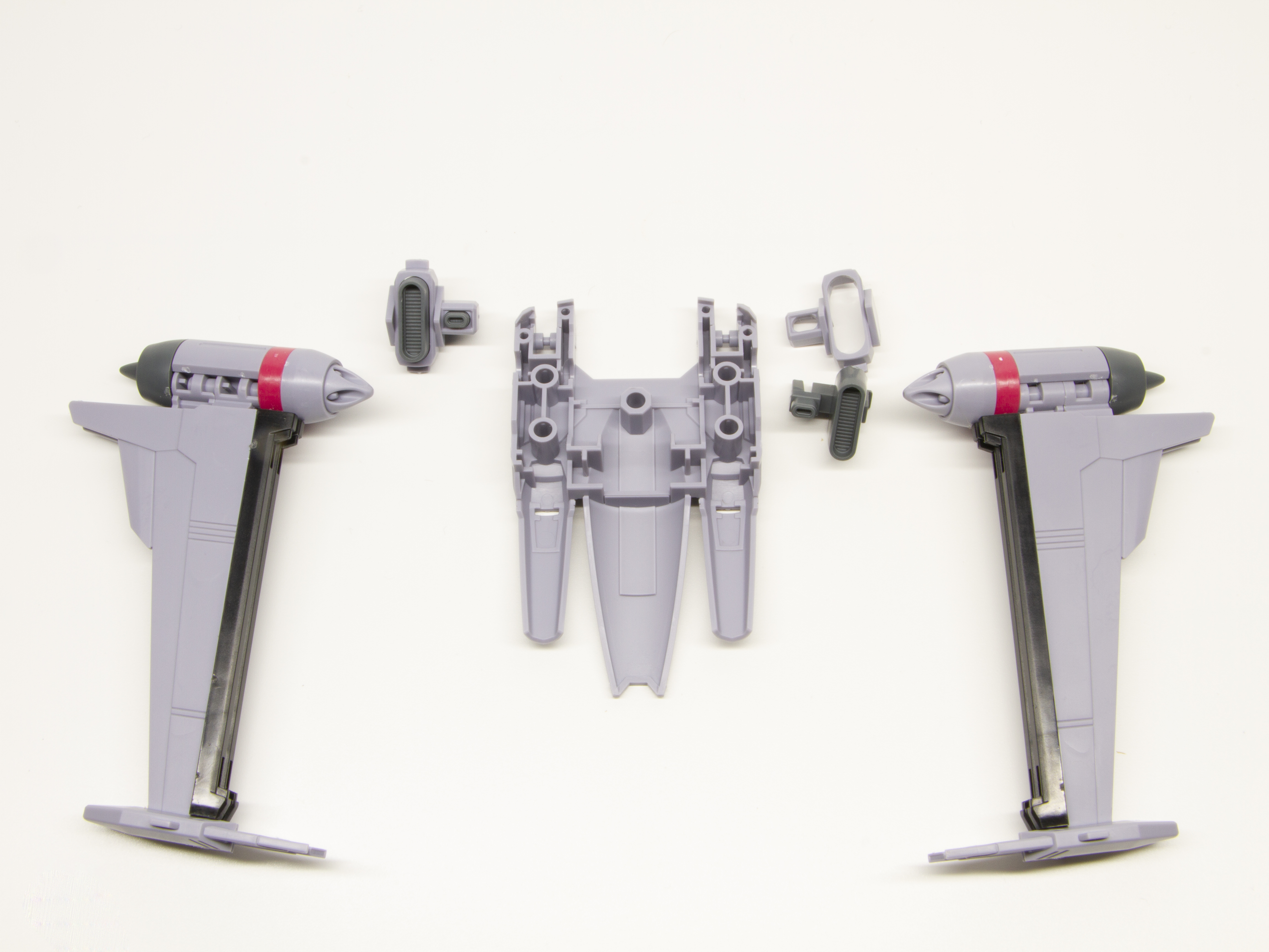 胴体にスラスターパーツと翼を組み込む