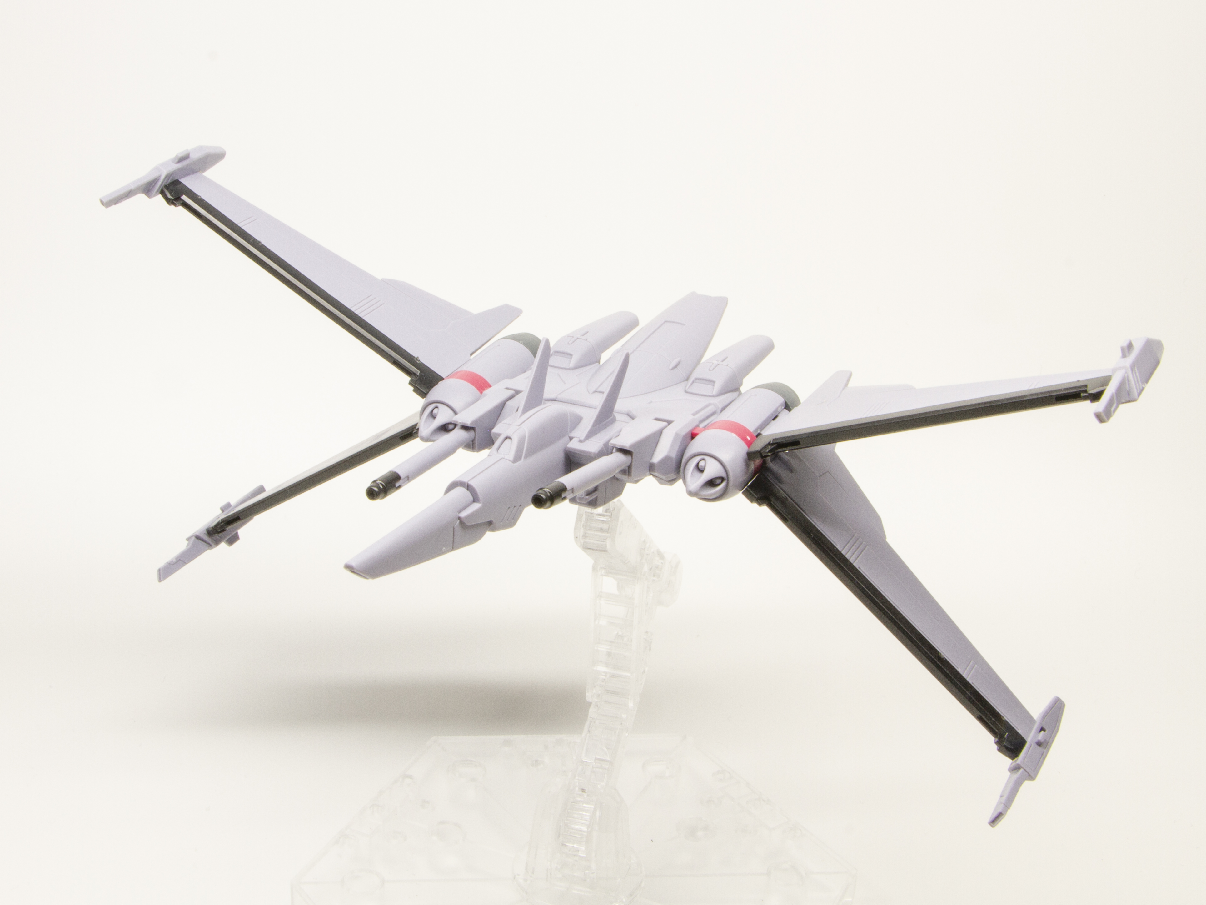 単体でもディスプレイできる。本体に組み付けるときは機首部分を2軸で畳む