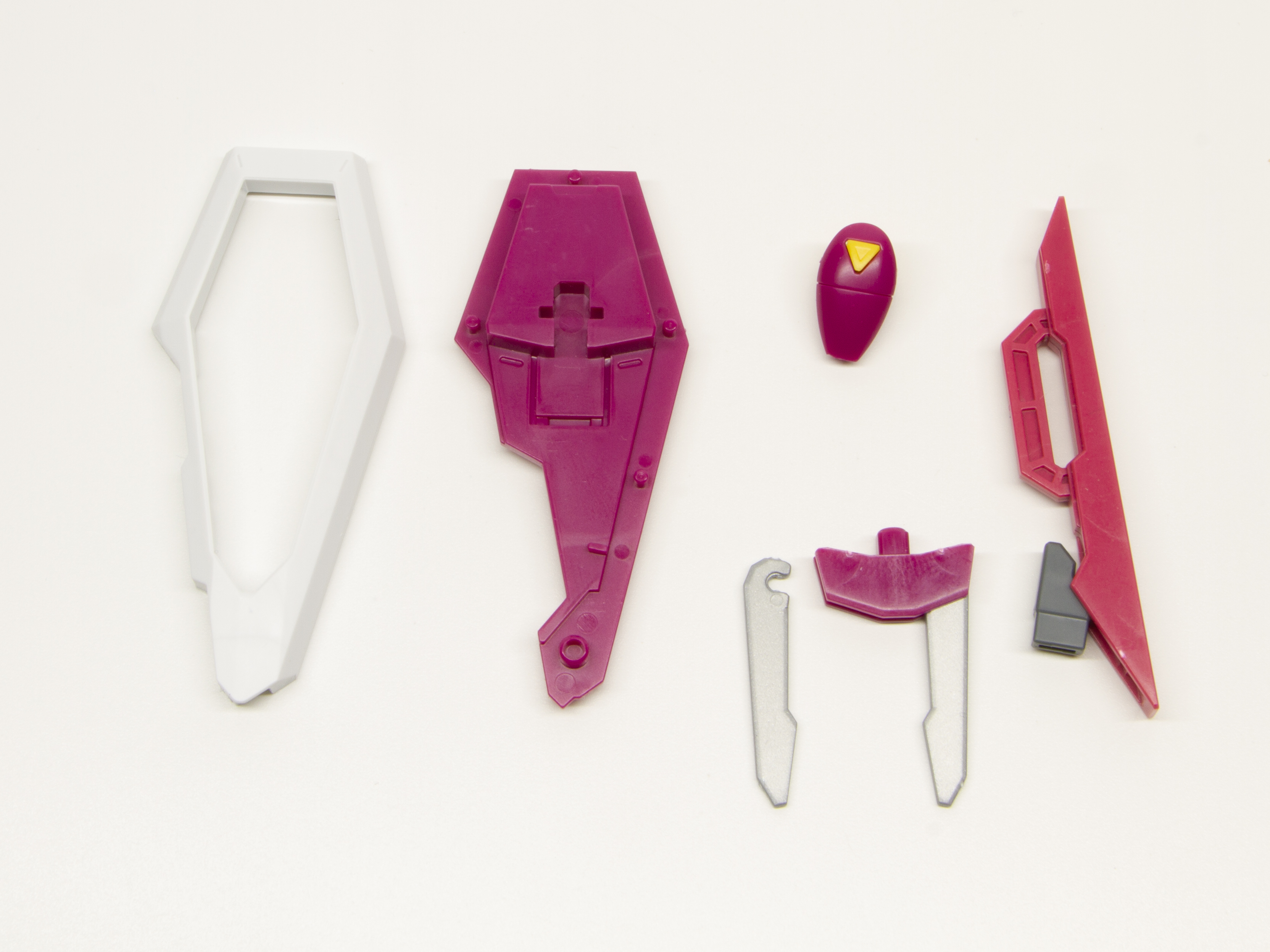 シールドの組み立て。シールドにはクローやビームシールド用基部パーツがあり、隠し道具が詰まっている