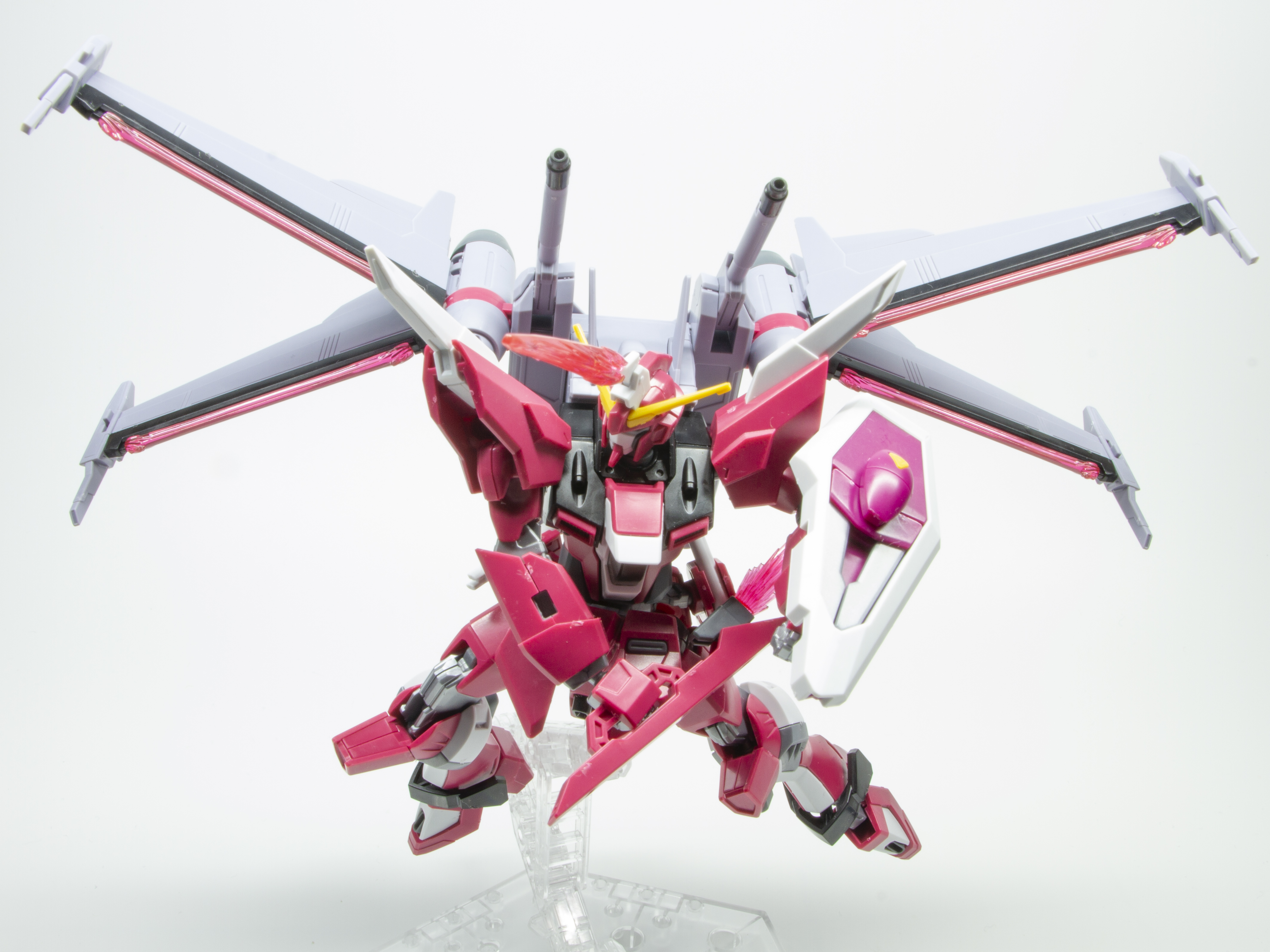 頭部のビーム刃を展開し、ビームブーメランで追撃するような姿