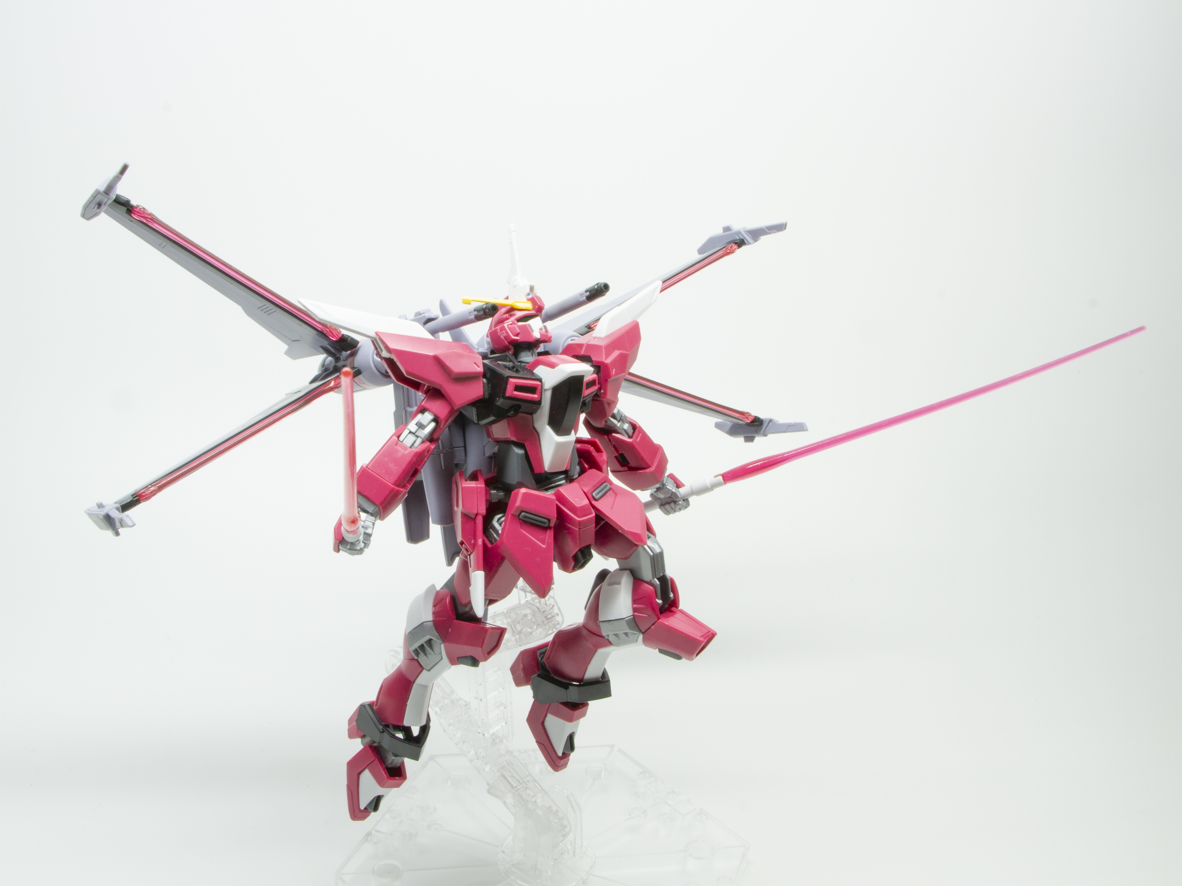 蹴りからビームサーベルによる2撃目を浴びせる風で