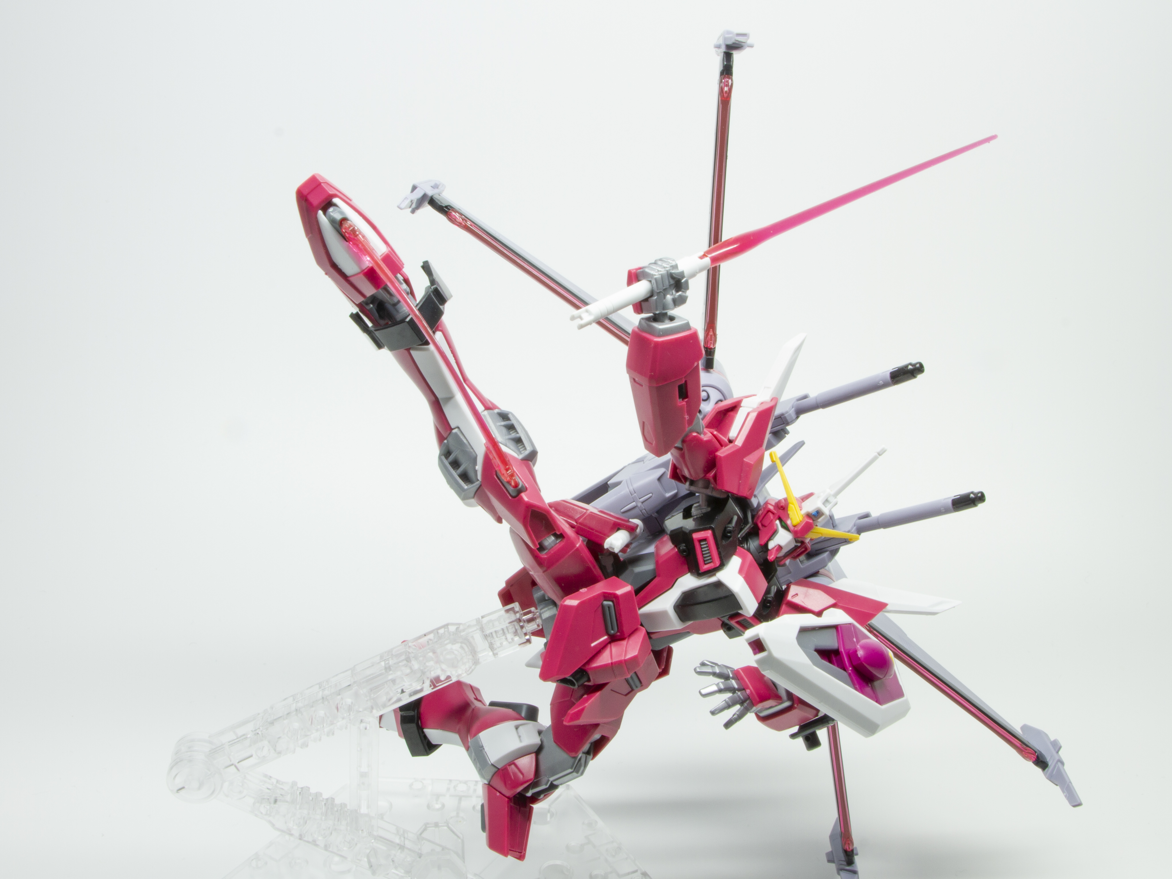 蹴りからビームサーベルによる2撃目を浴びせる風で