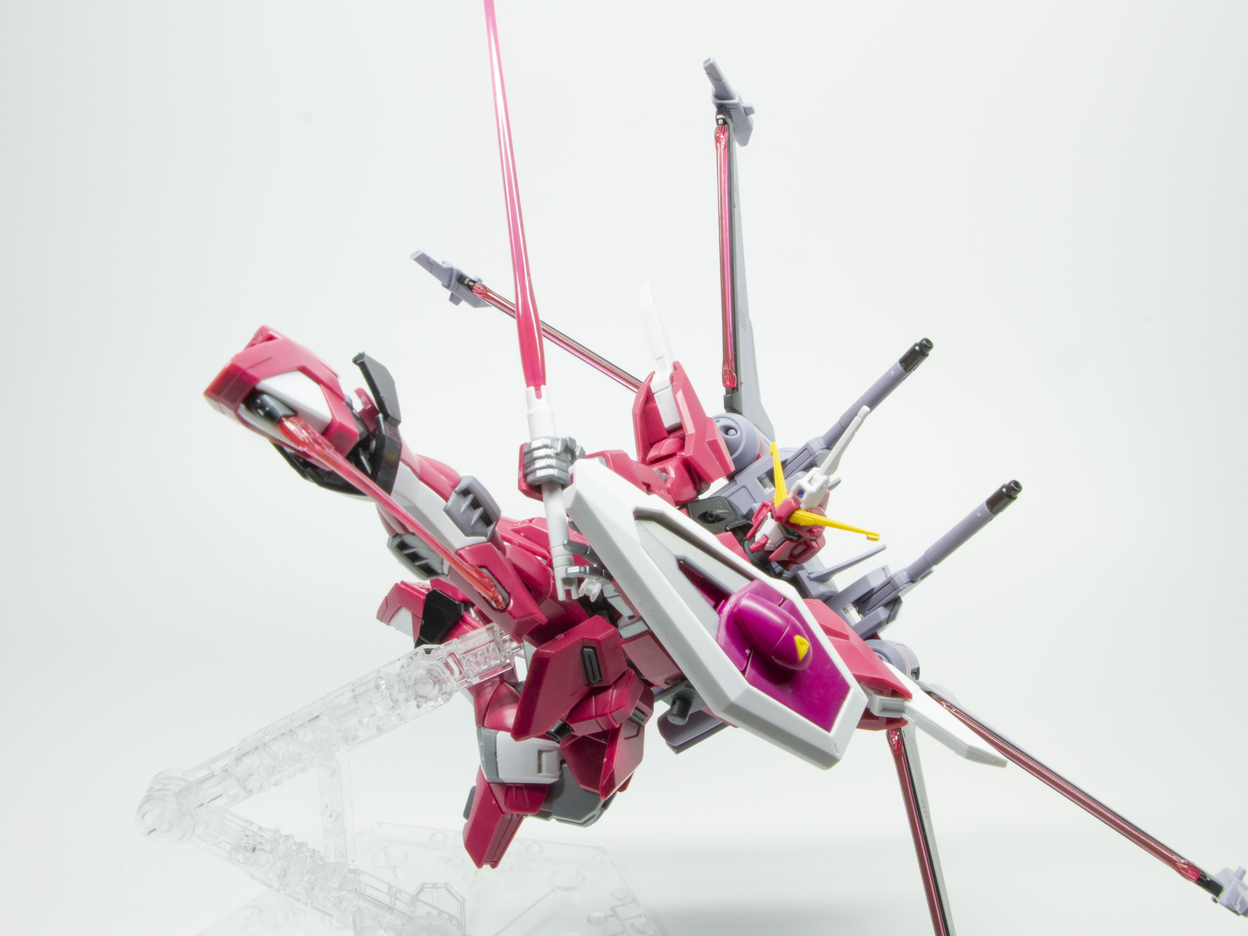 蹴りからビームサーベルによる2撃目を浴びせる風で