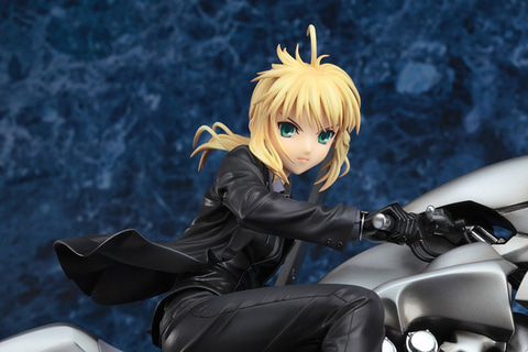 Fate/Zero」より黒スーツ姿でバイクを駆る「セイバー＆セイバー