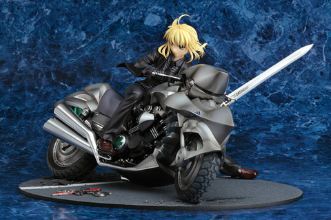 Fate/Zero」より黒スーツ姿でバイクを駆る「セイバー＆セイバー