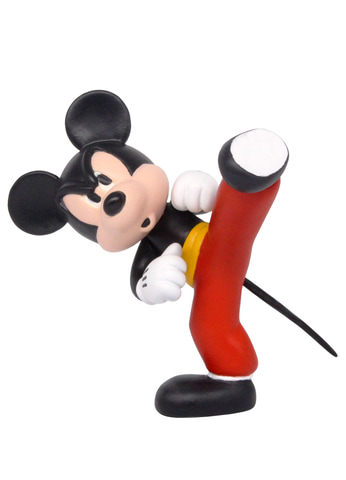 まるでカンフー映画みたいな衣装を纏った“ミッキー＆フレンズ”の