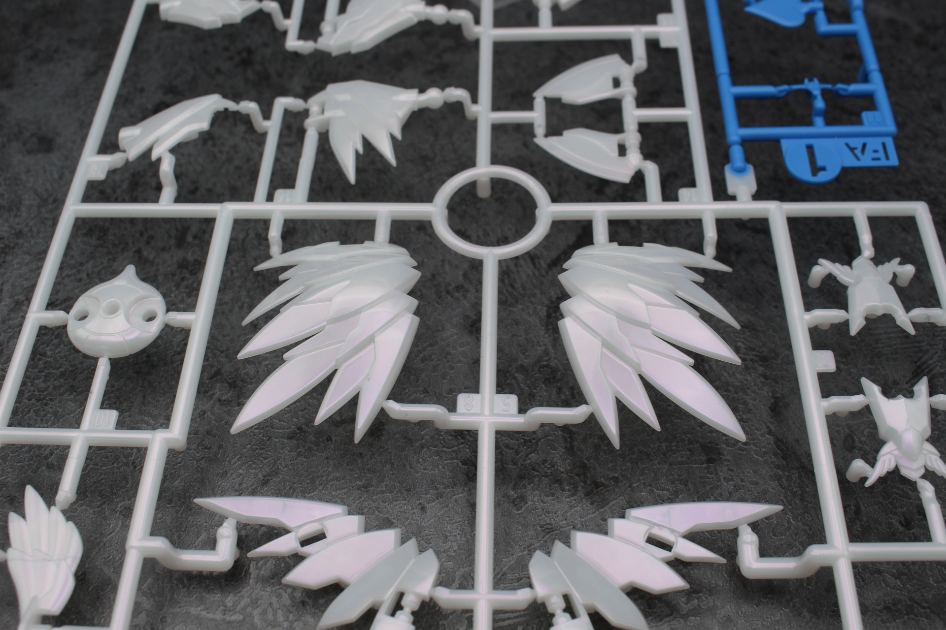 光沢のあるFAパーツ。写真ではちょっと分かりづらいが、光の反射で淡いピンク色に輝く