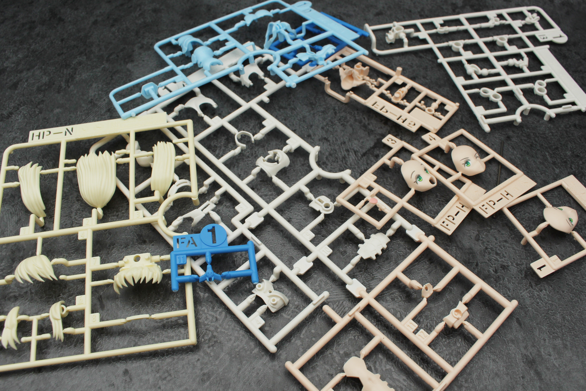 事前に番号ごとにランナーを切り離しておくことで、組み立てがしやすくなるのは30MSの共通仕様