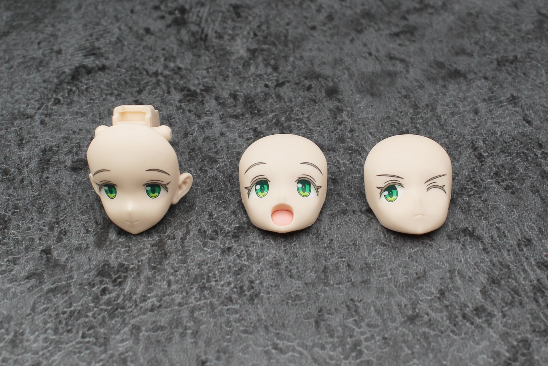 頭部の組み立て。表情パーツは3種類