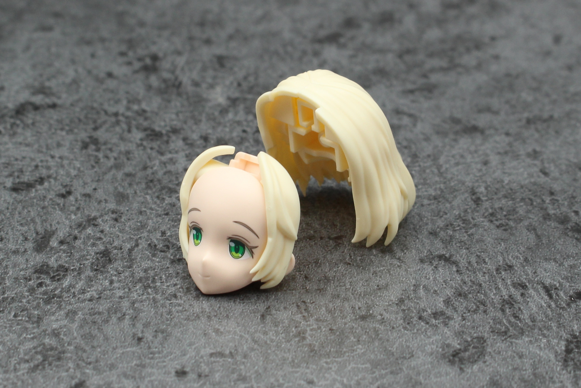 ヘアパーツを順に取り付けて頭部の完成。表情パーツは前髪と頭頂部を外して交換する