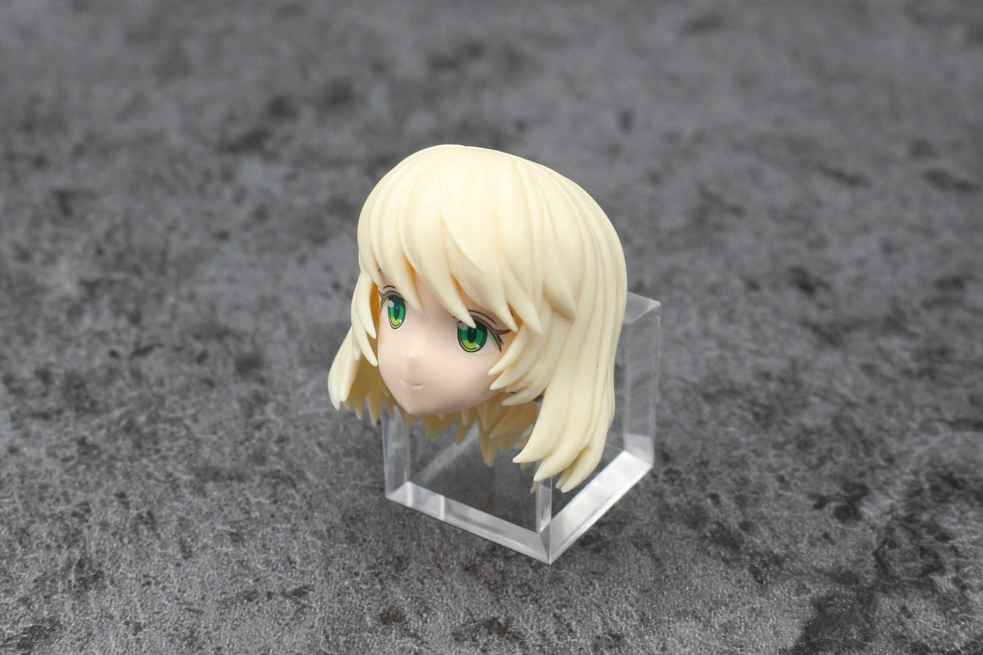 ヘアパーツを順に取り付けて頭部の完成。表情パーツは前髪と頭頂部を外して交換する