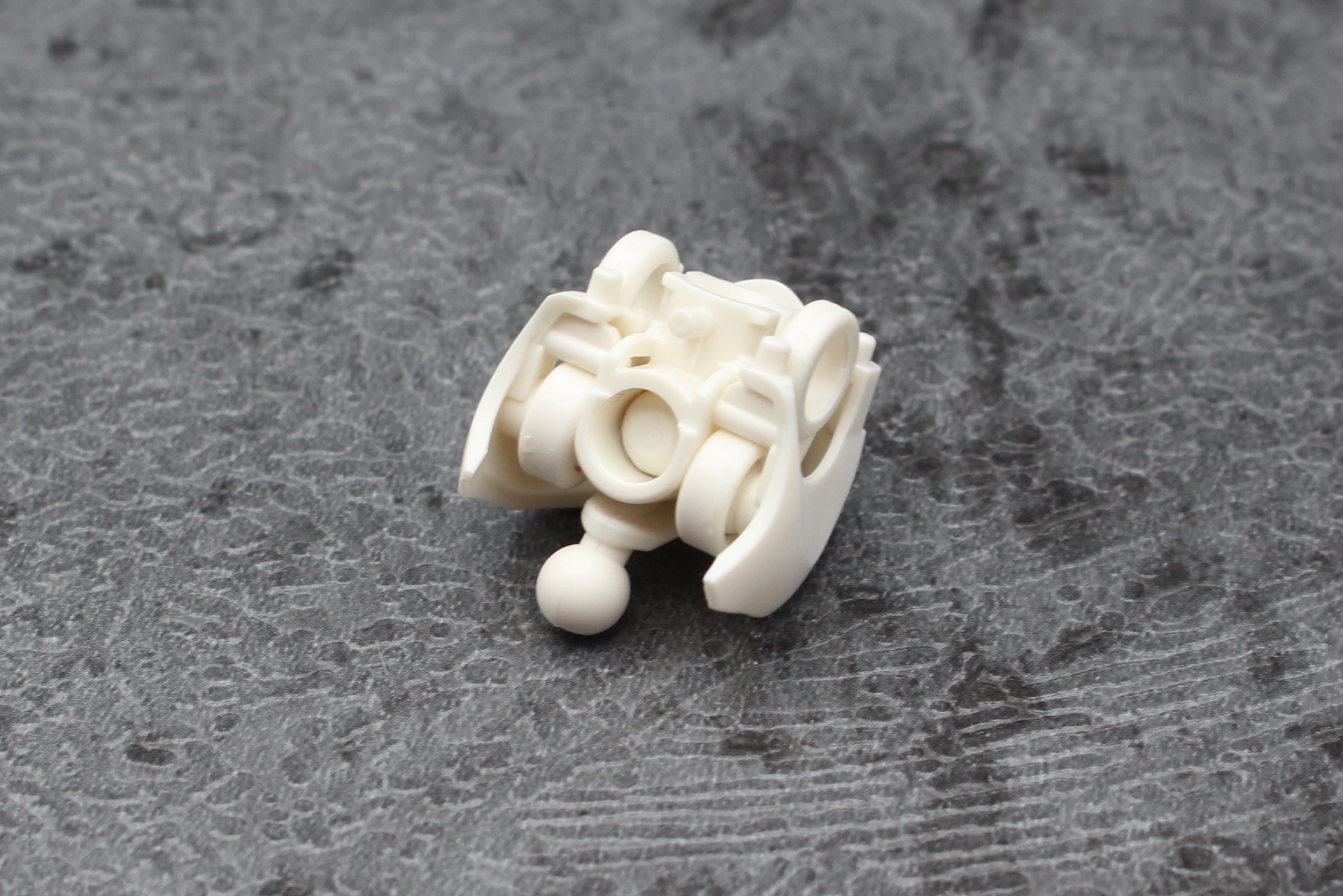 胴体の組み立て。胸部の中の関節から順に組み立てていく