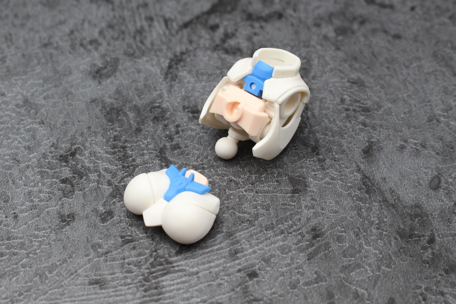 胴体の組み立て。胸部の中の関節から順に組み立てていく