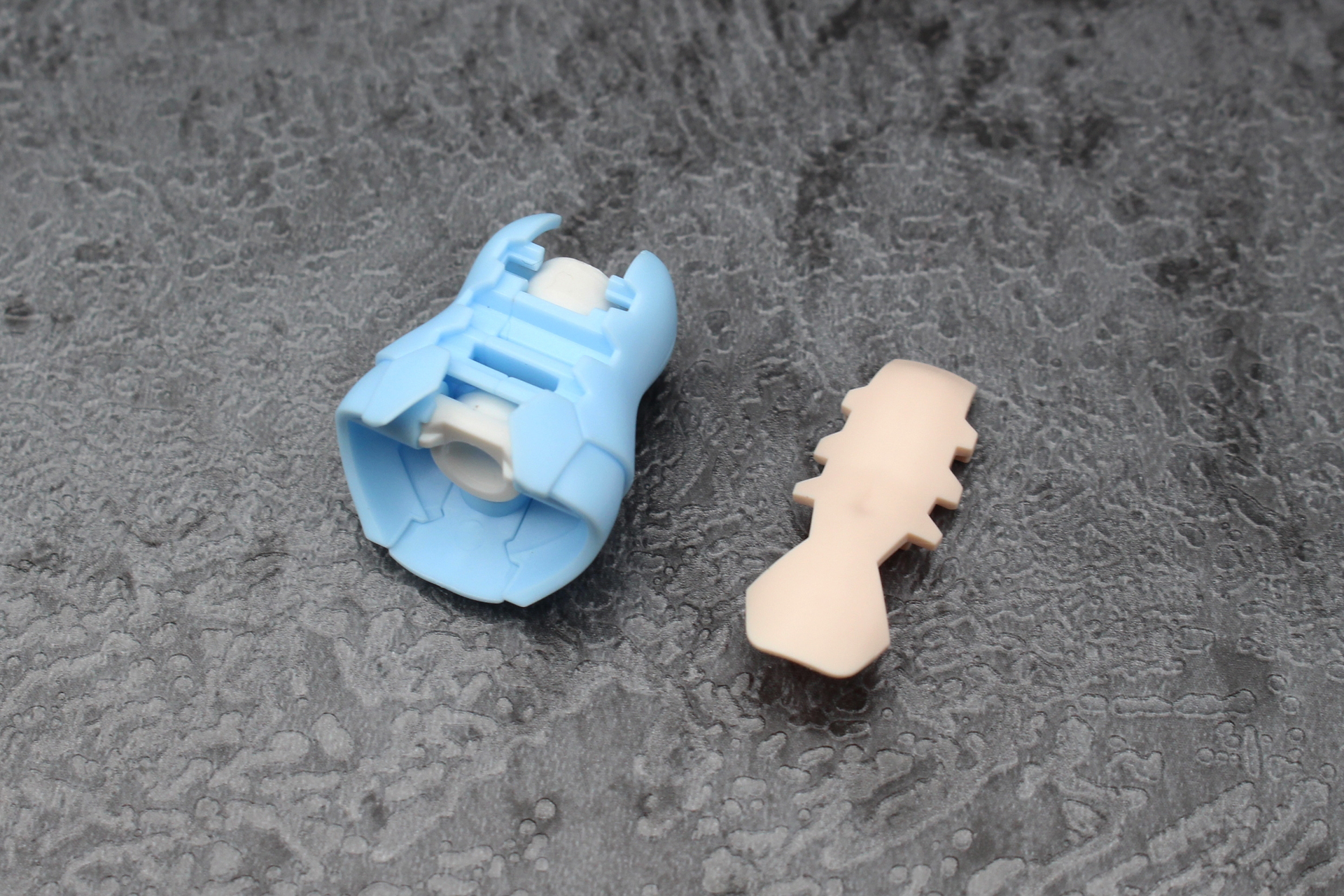 腹部の組み立て。腹部が露出しているのが魅力