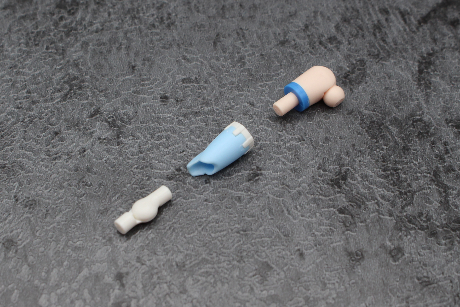 腕の組み立て。肩、肘は関節で可動する