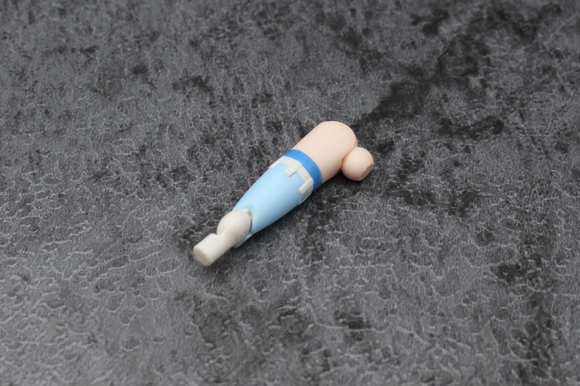 腕の組み立て。肩、肘は関節で可動する