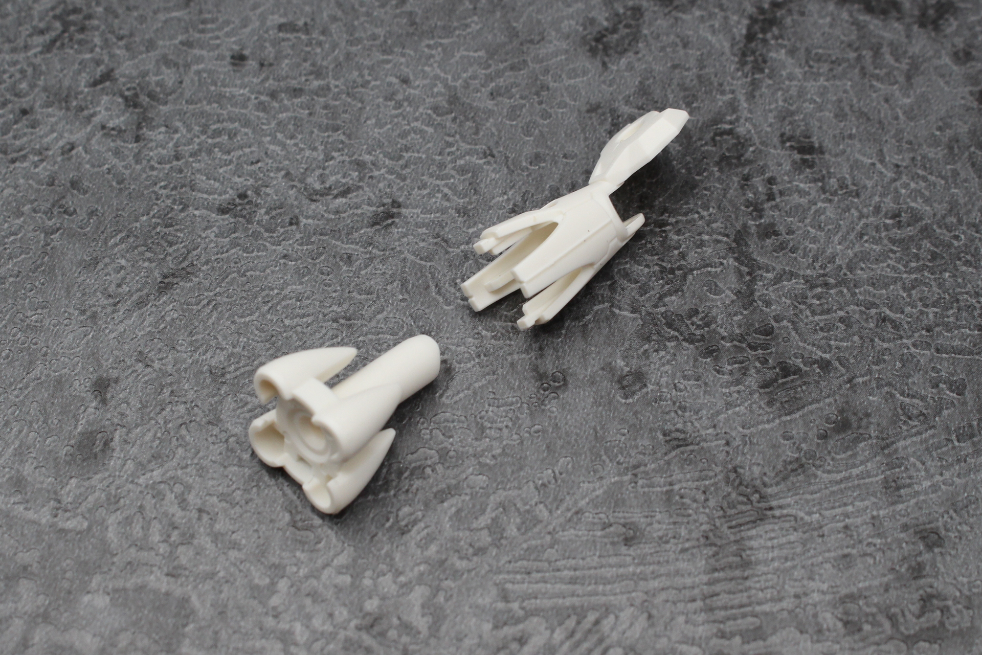 前腕の組み立て。肘アーマーと一体化した個性的な形をしている