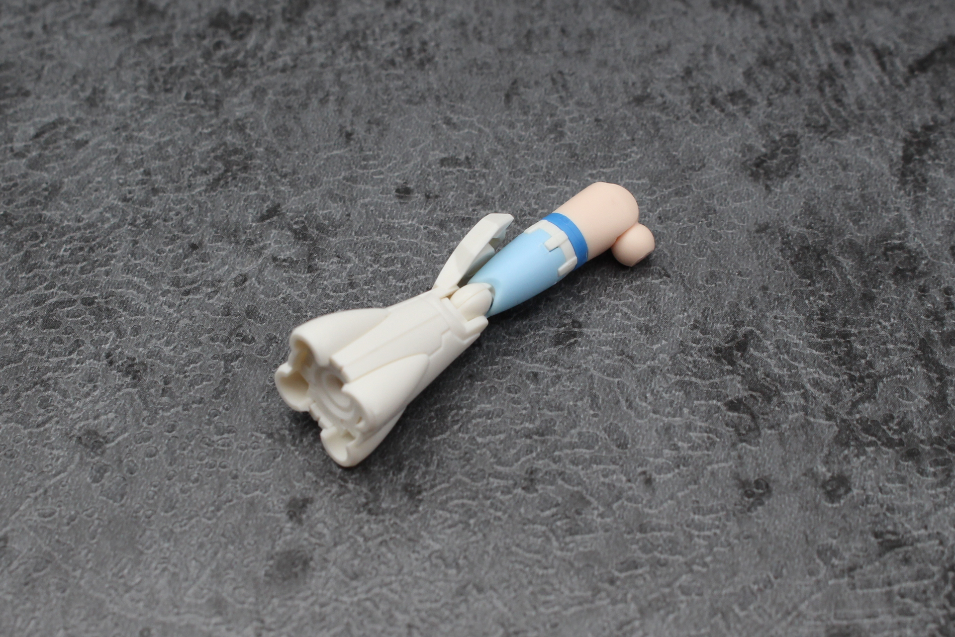 前腕の組み立て。肘アーマーと一体化した個性的な形をしている