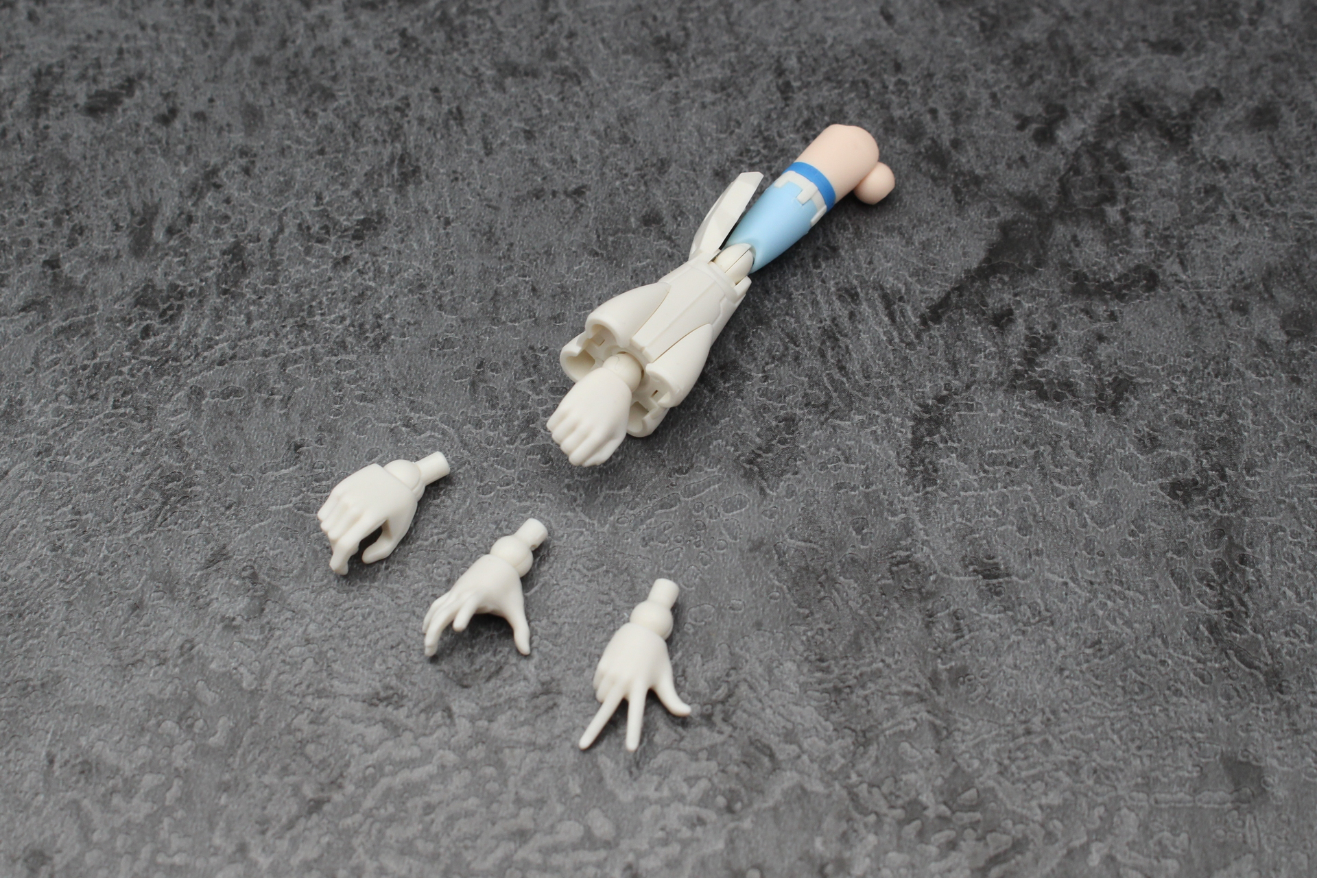 手首パーツは4種類付属する