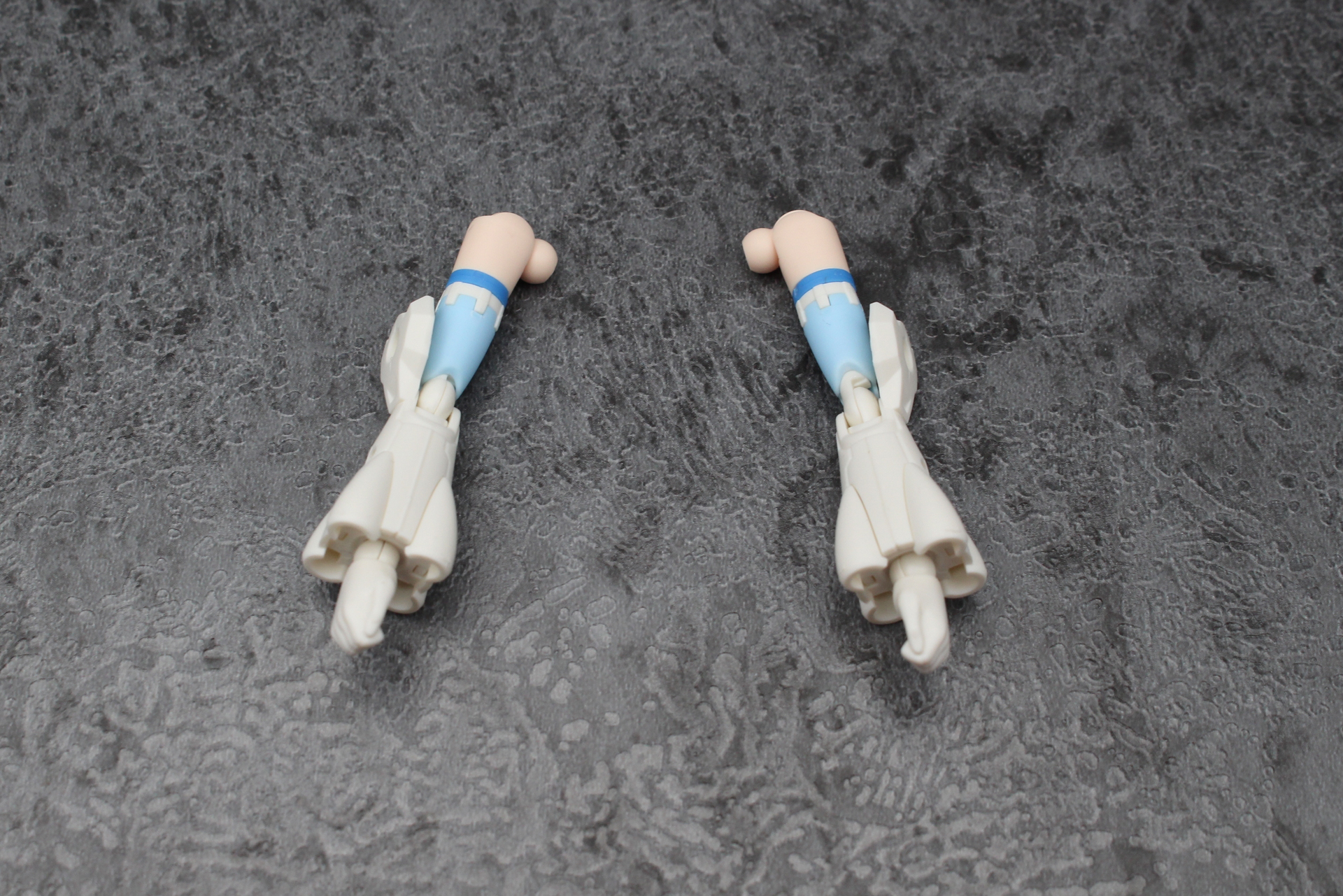 両腕を組み立てて完成