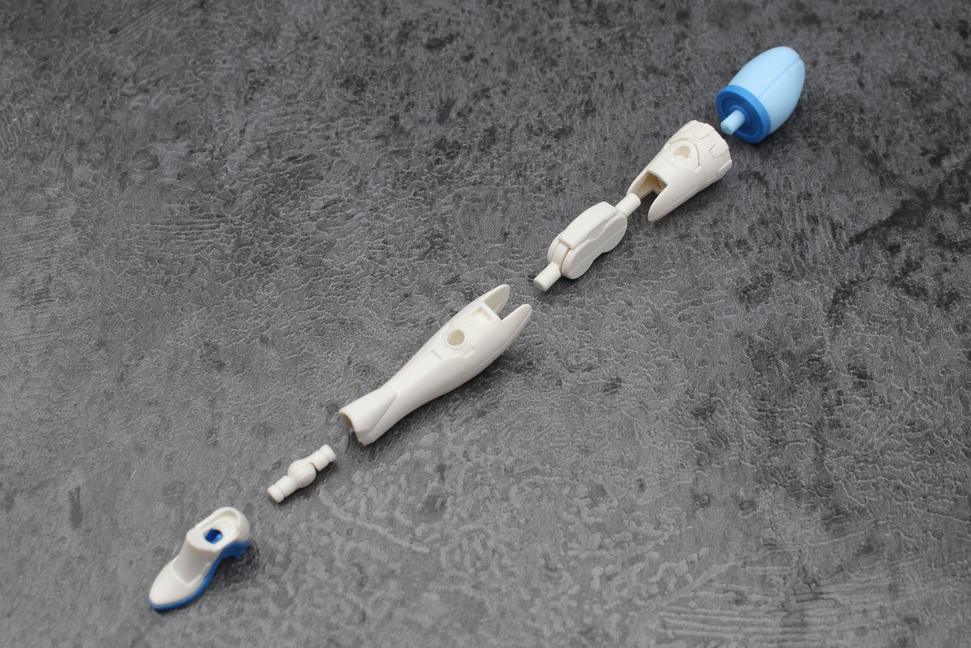 脚部の組み立て。腿のロール軸や膝の2重関節など、構成は従来通り