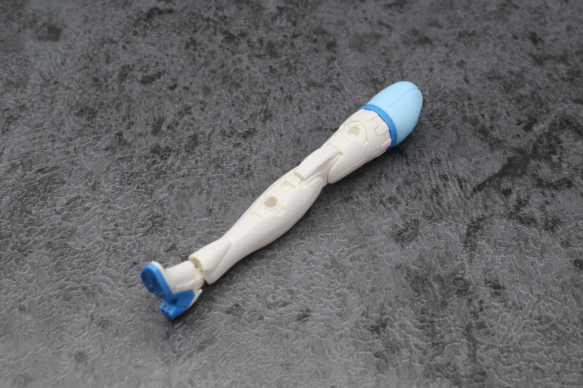 脚部の組み立て。腿のロール軸や膝の2重関節など、構成は従来通り