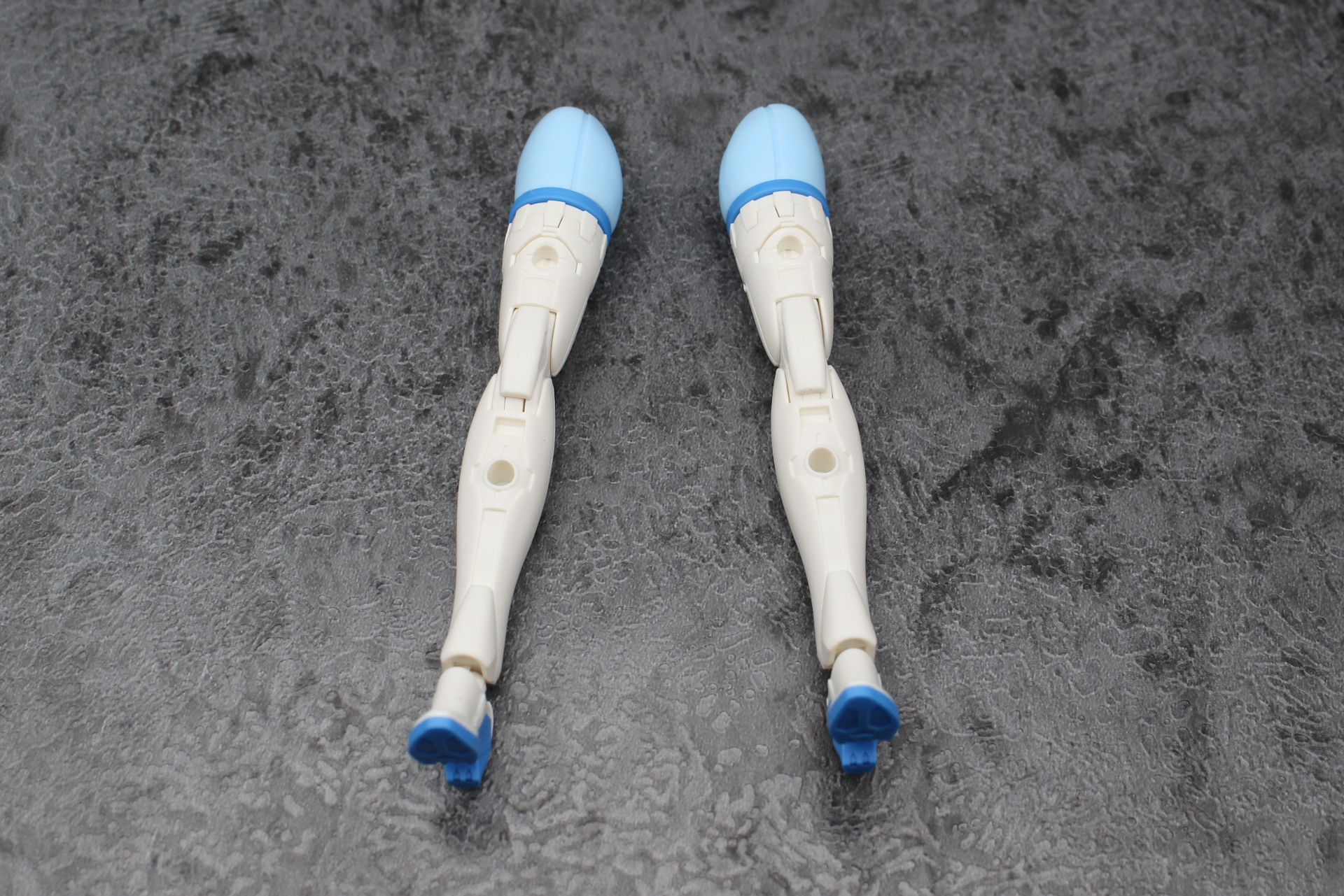 両脚を組み立てる