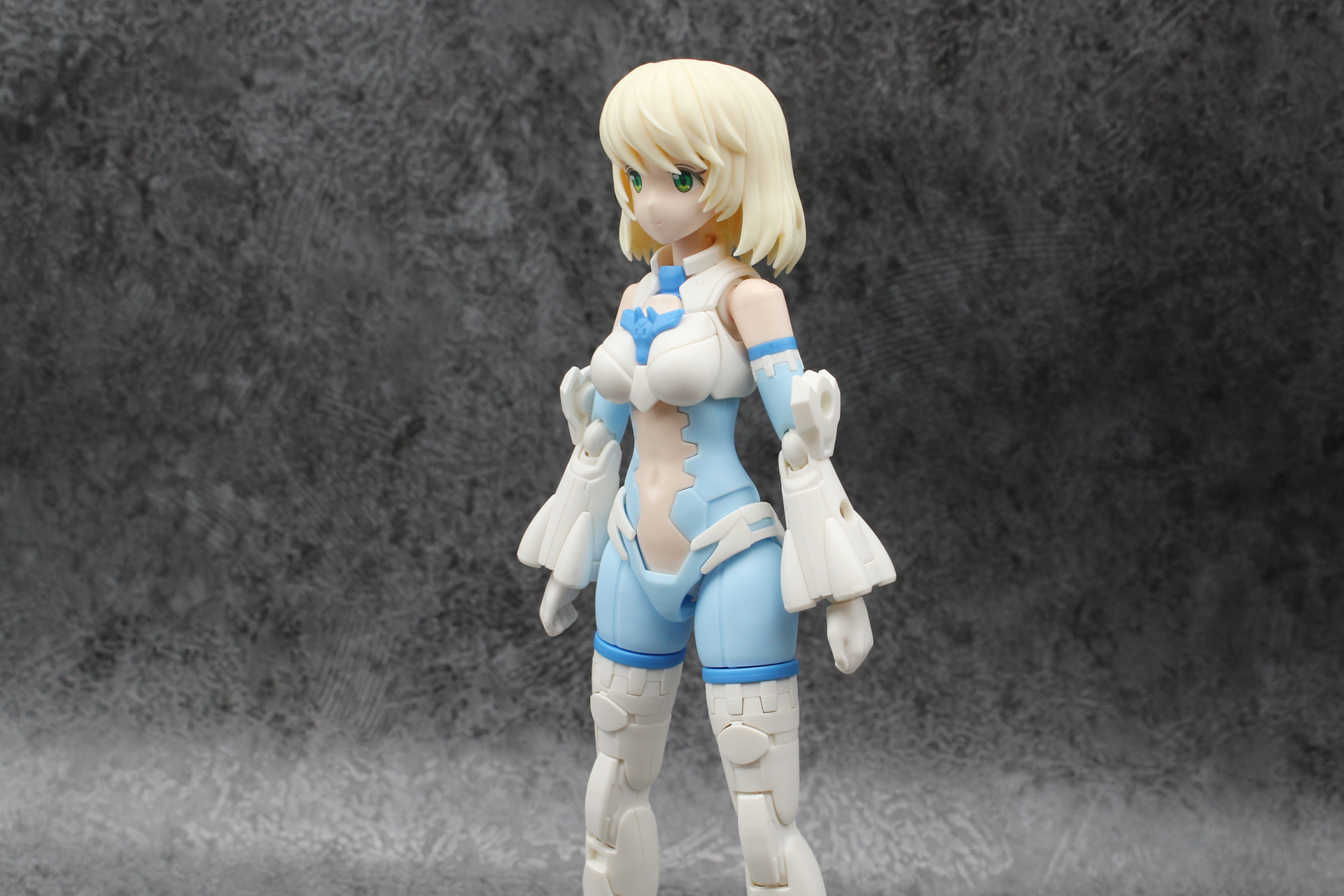 ノーマルモードは特徴的な腕の形が目立っている