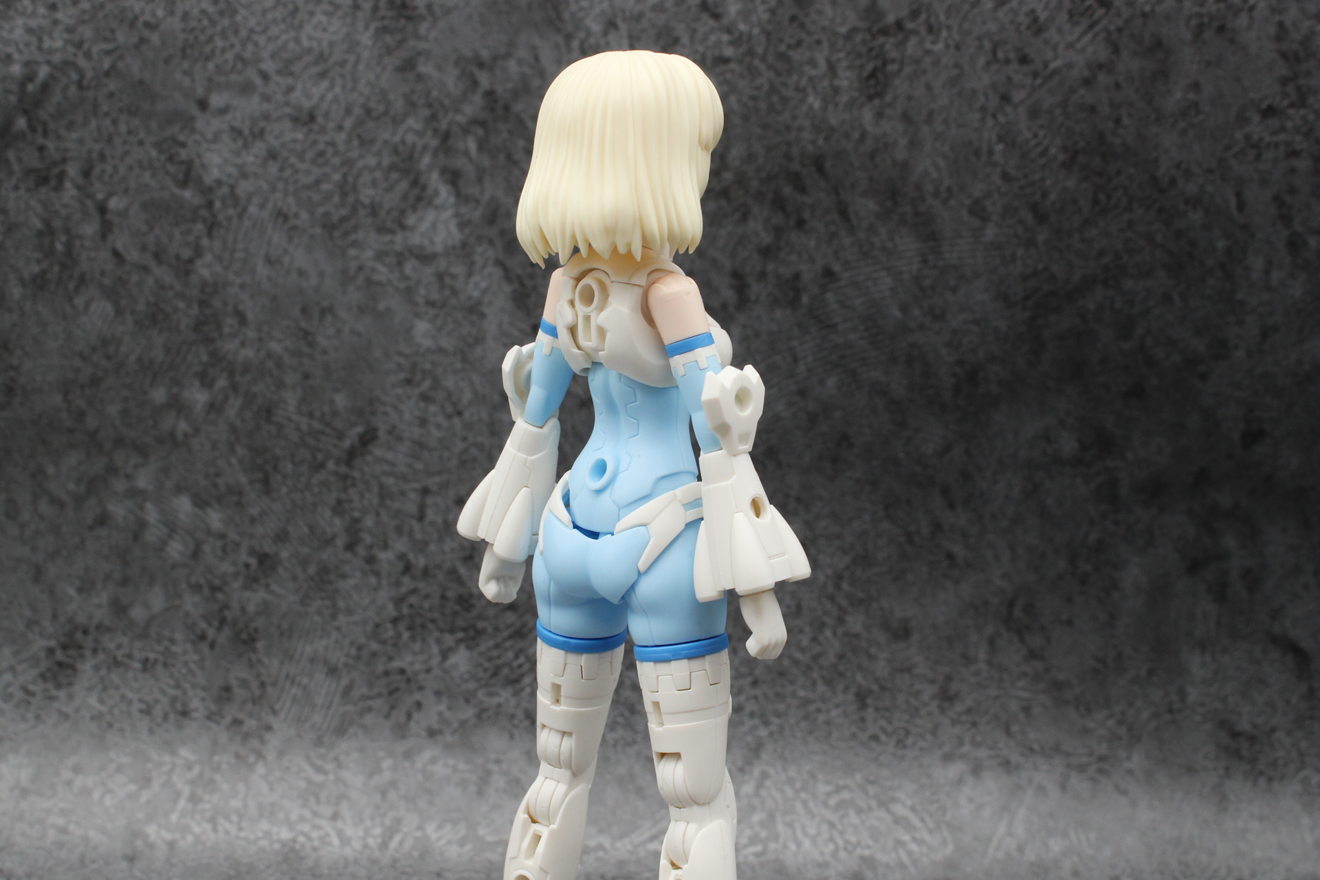 ノーマルモードは特徴的な腕の形が目立っている