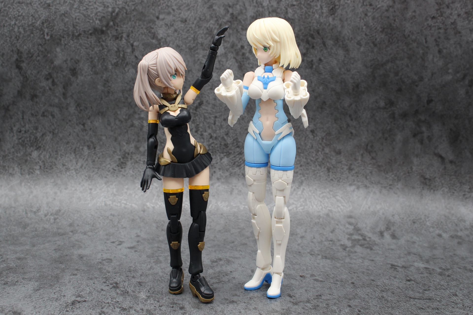 以前弊誌でレビューをお届けしたツキルナは135mmで、並べてみるとエリエネの長身が際立つ