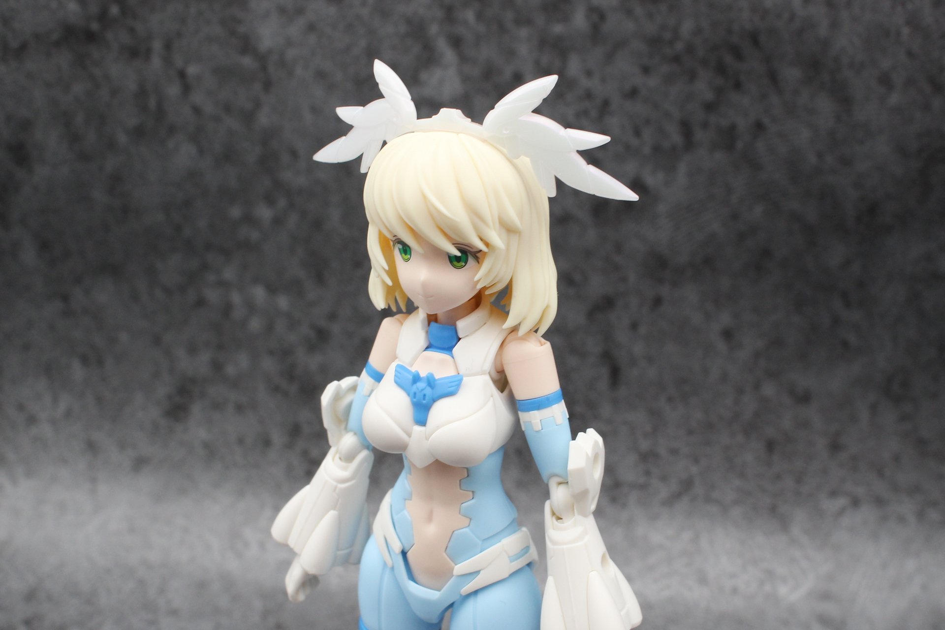 頭部にカチューシャ、腿にアーマーを取り付ける。これだけで全体のシルエットが大きく変わる