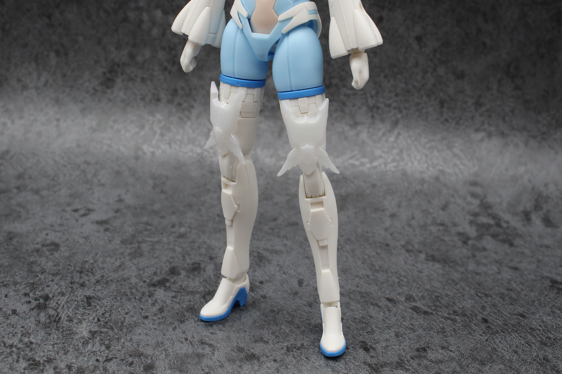 頭部にカチューシャ、腿にアーマーを取り付ける。これだけで全体のシルエットが大きく変わる