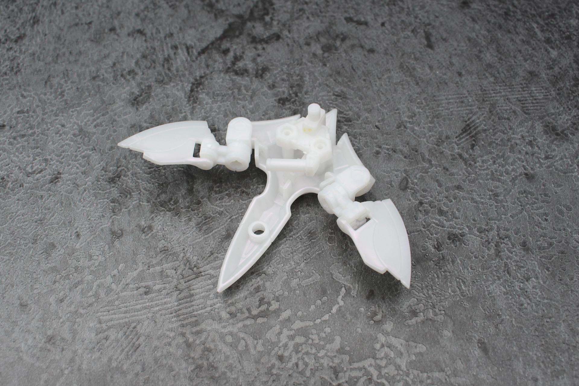 腰の翼に被せるパーツを組み立て。武器のボウガンの一部でもあり、中央にあるのは手に持つためのグリップだ