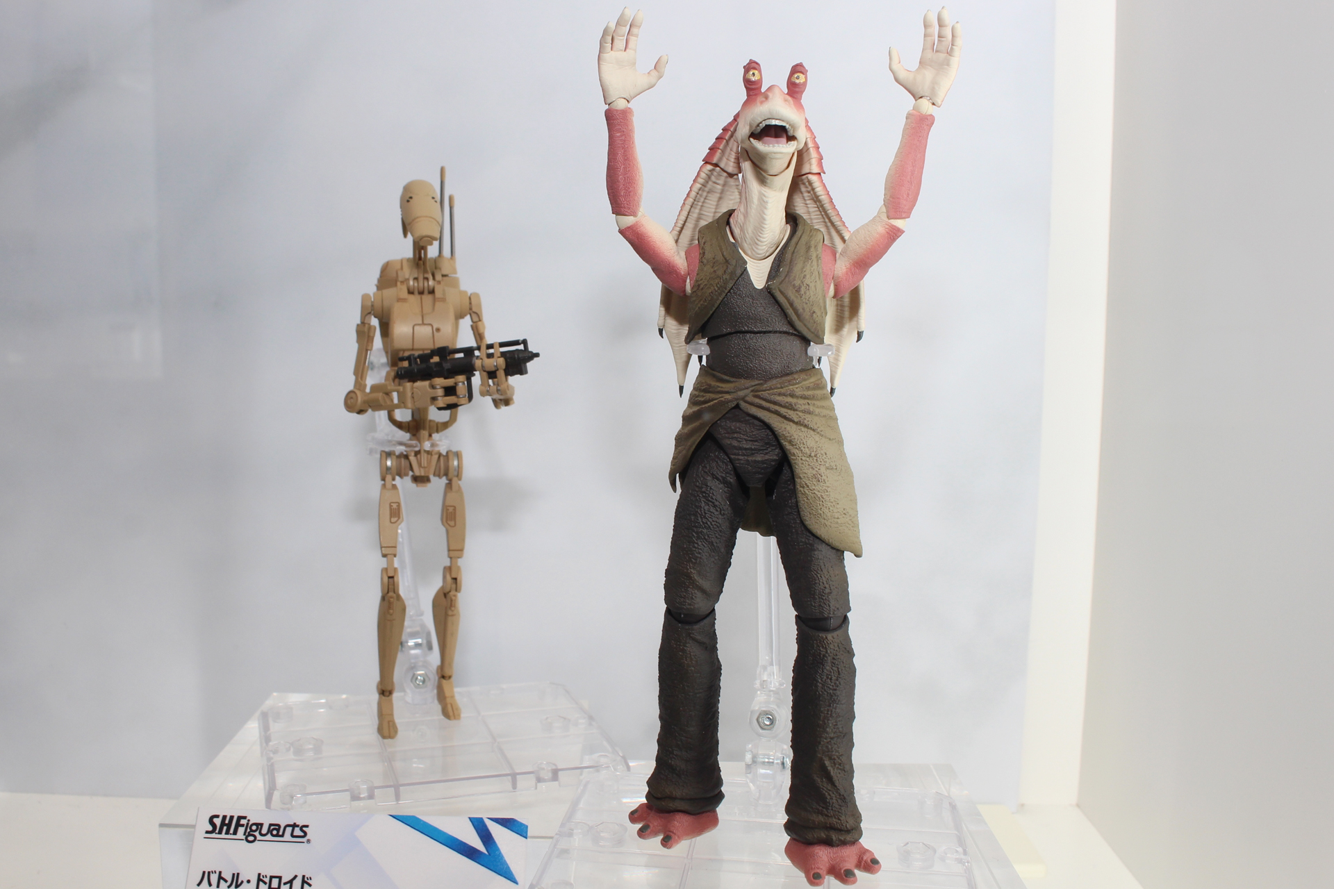 「S.H.Figuarts ジャー・ジャー・ビンクス」（右）と「S.H.Figuarts バトル・ドロイド」（左）