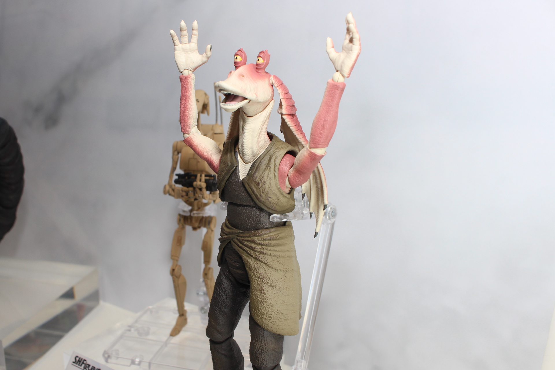 あごのパーツを交換することで、舌出しとつまみ食いの表情を再現する