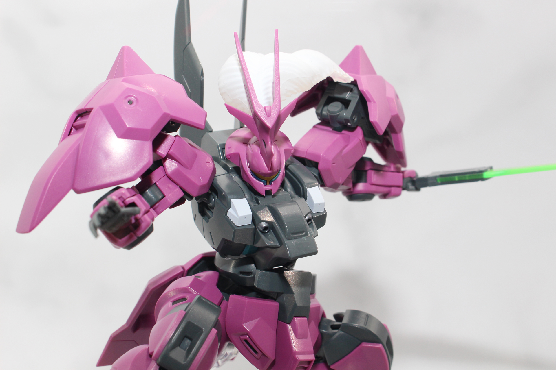 全体的にボリューミーな機体で、グエル用は装飾によりさらに大きく見える