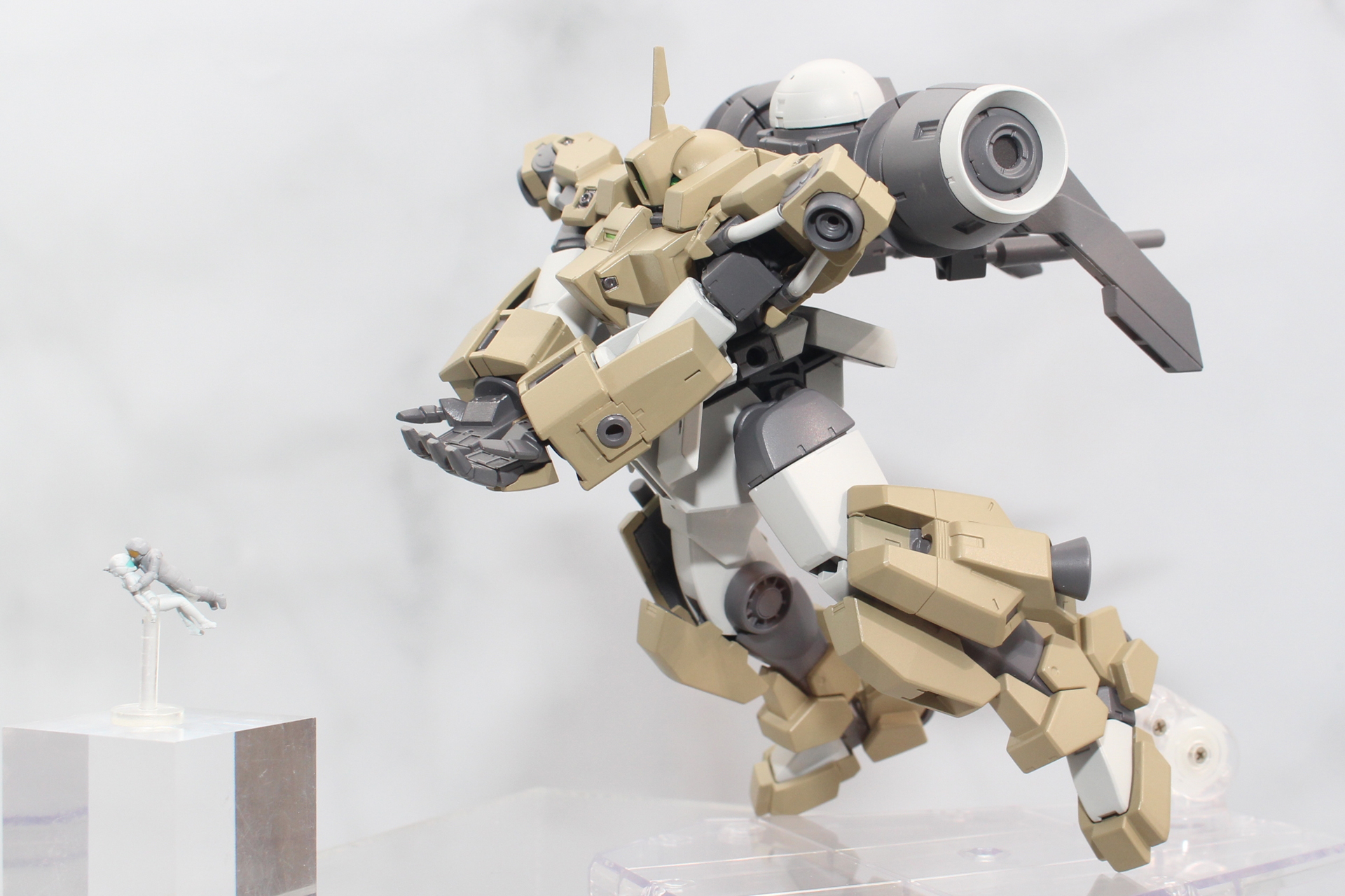 武装はビームパルチザン、ビームトーチ、ビームライフルが付属。それぞれの格納ギミックもある