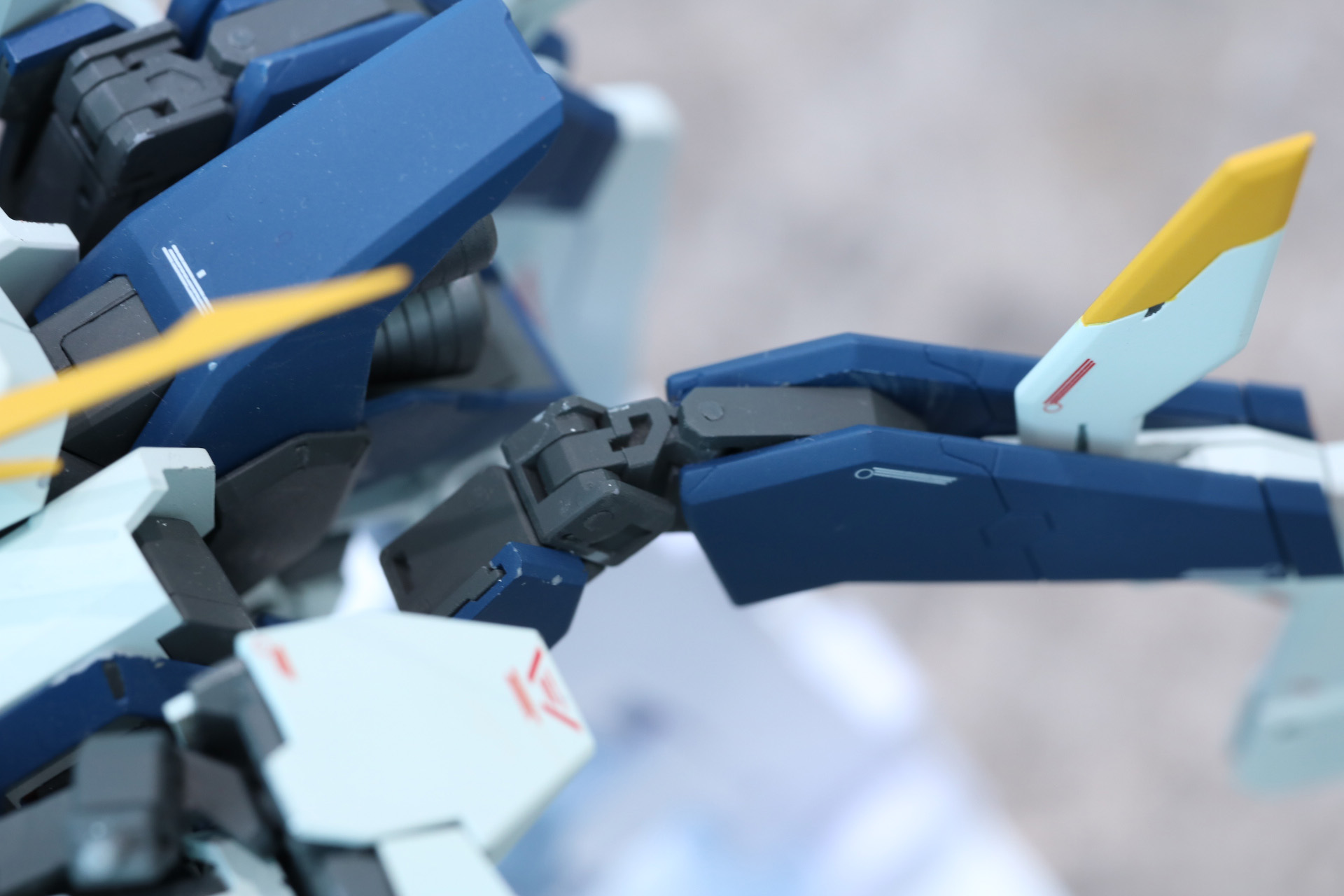 翼には関節が設けられ、自由に可動することができる