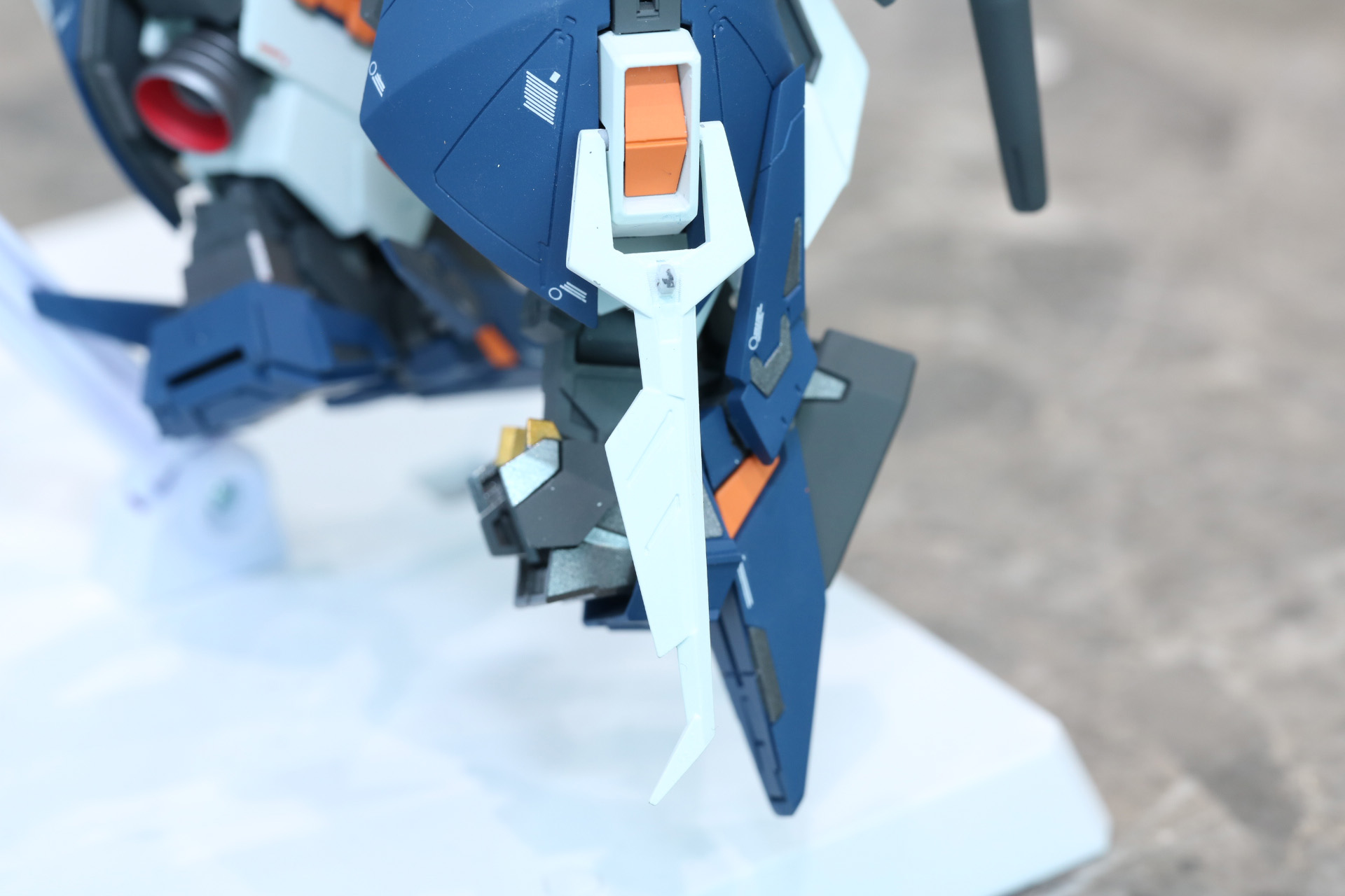 脚部も小さい翼からつま先、かかとまでしっかり可動