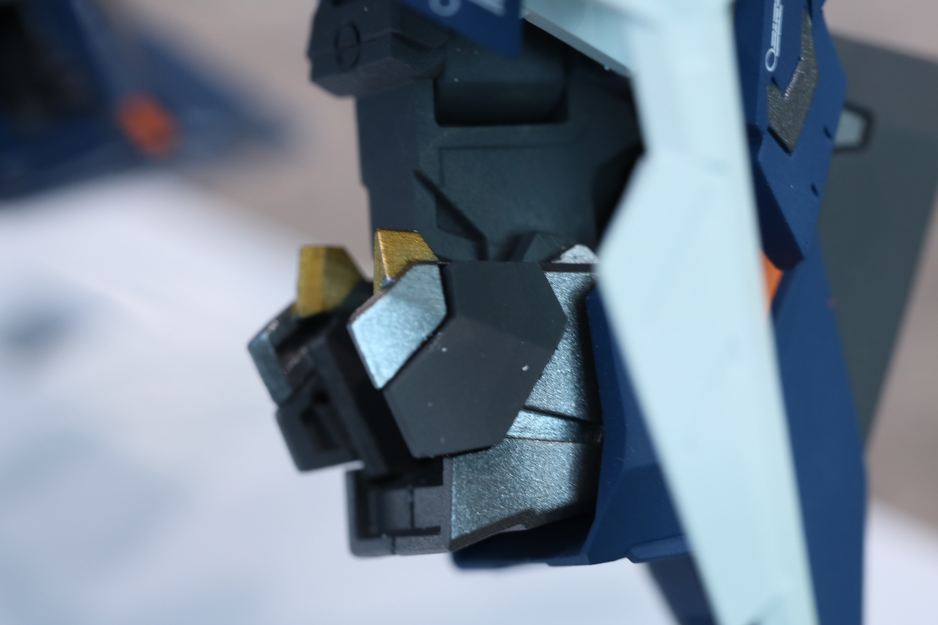 かかと部分では隠れていたメタリック塗装が露出し、メカらしい雰囲気を醸し出す