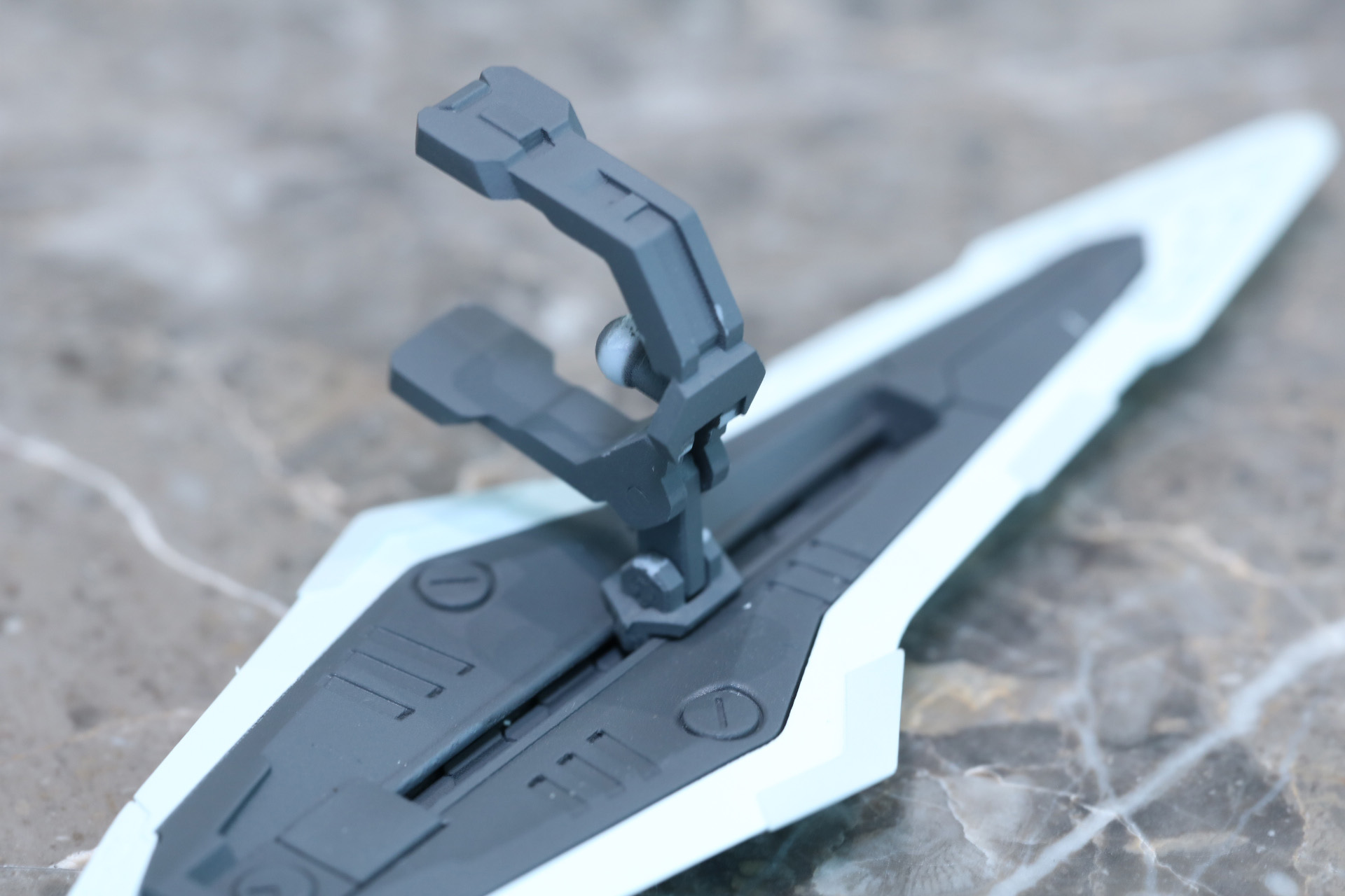 シールドには関節やレールが仕込まれフレキシブルに動かせる