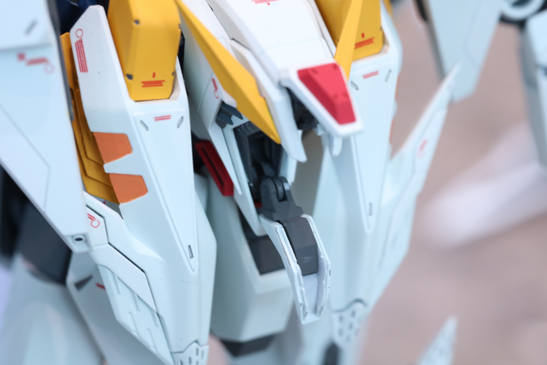 劇中でも印象的なコックピットハッチの開閉ギミックを搭載