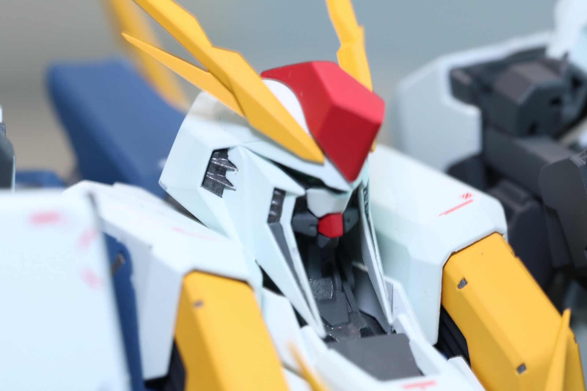 劇中でも“ガンダムもどき”と言われた特徴的な頭部を再現