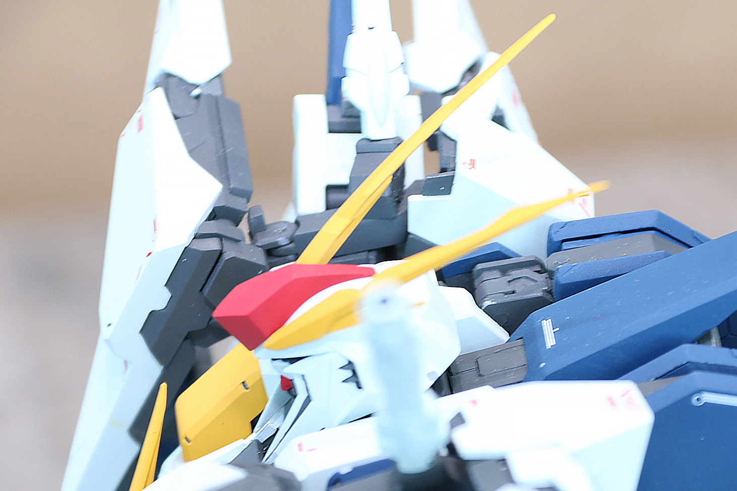 アンテナは後ろに伸びつつ細かい造形変化で美しさを追求