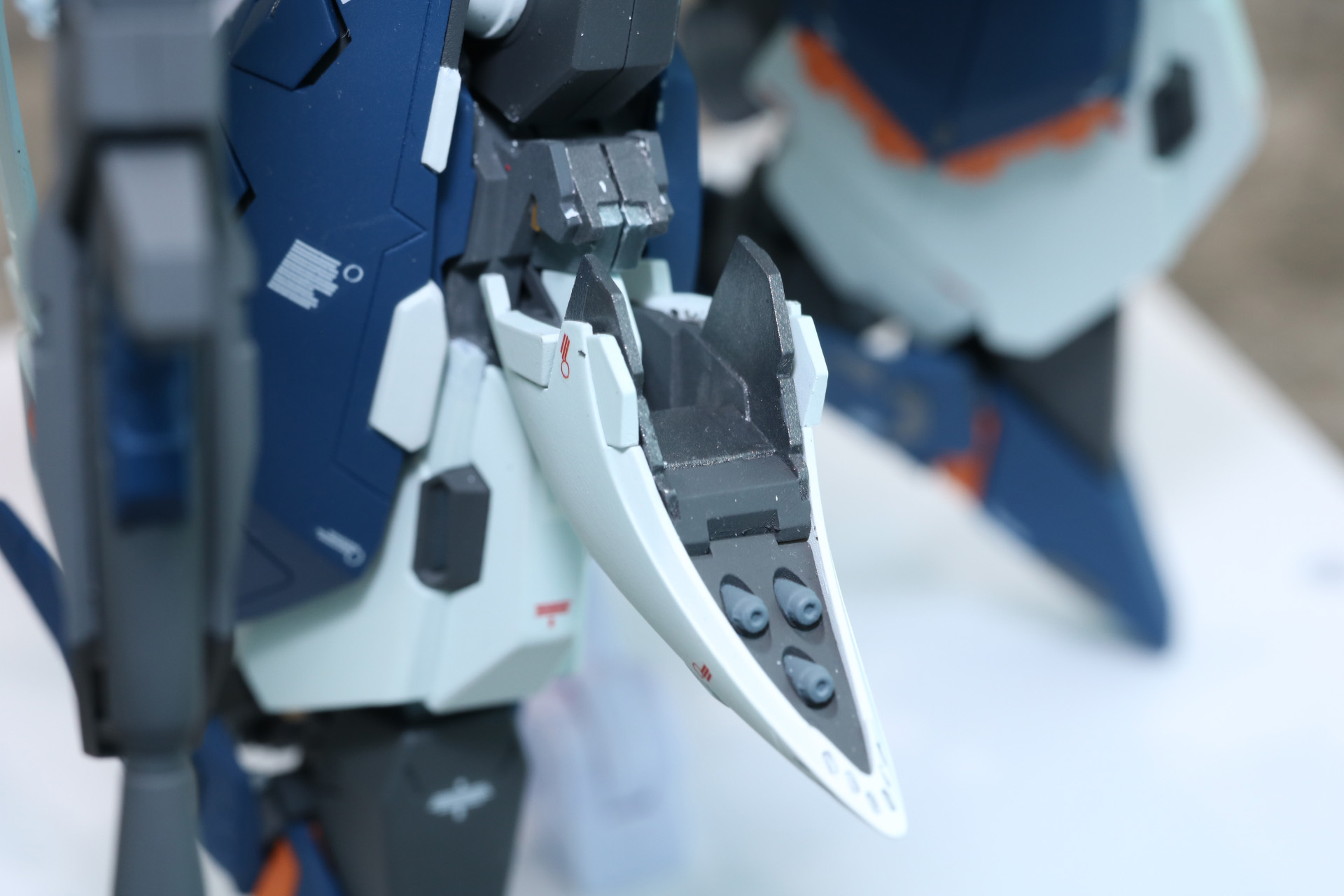 膝アーマーにもミサイル部分を色分け