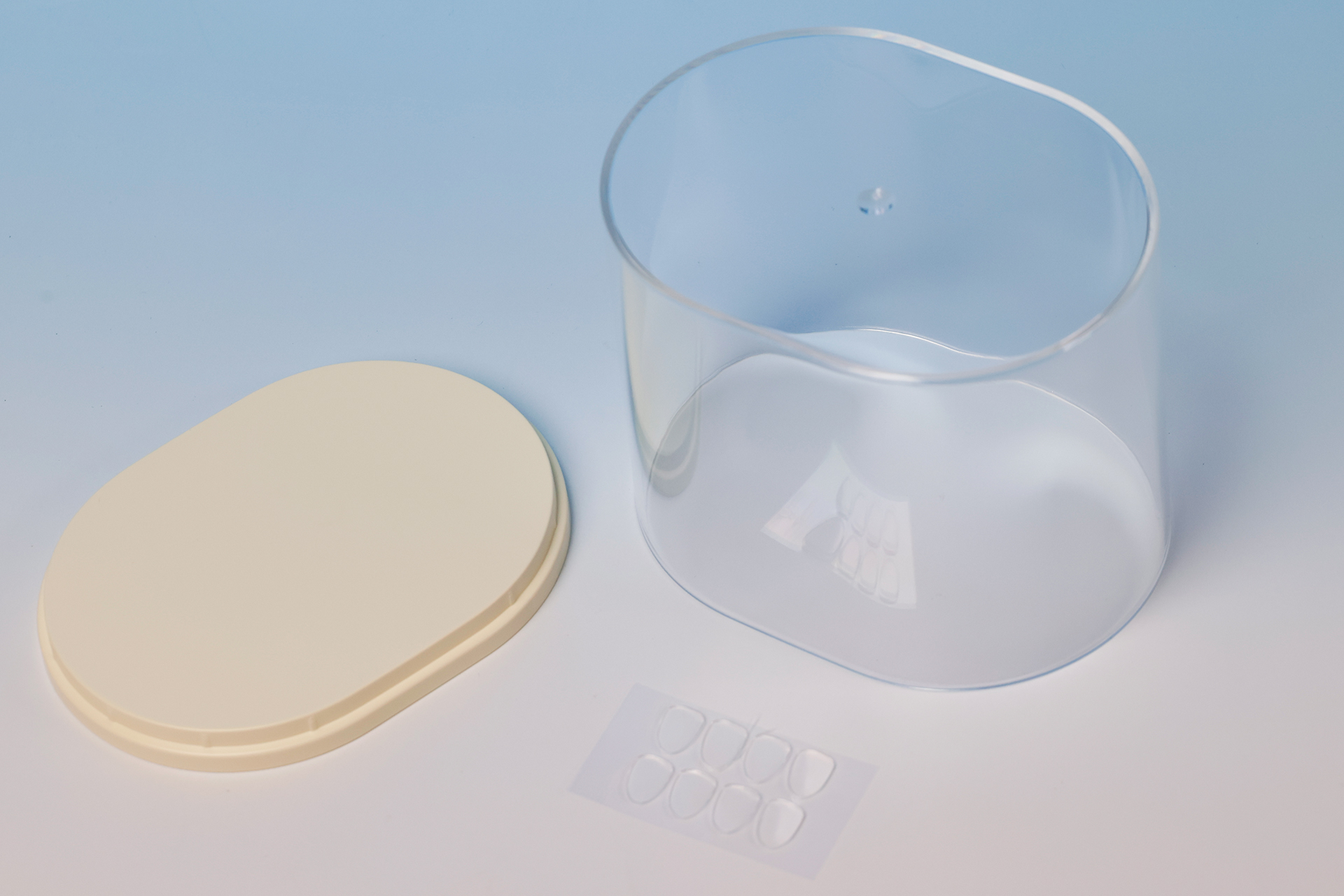 同梱物は本体に加えて、固定用シールが8個分付属している