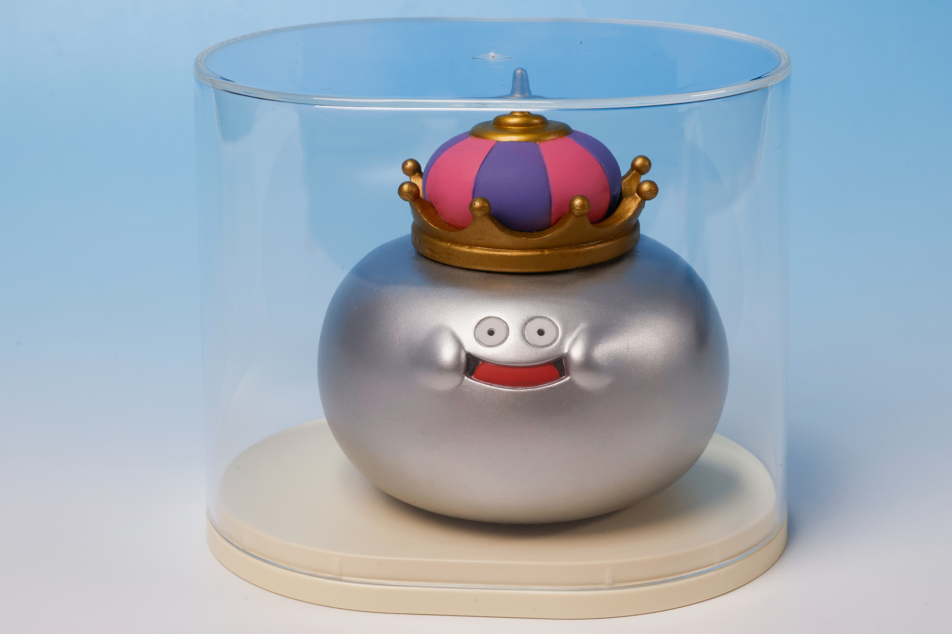 ためしにメタルキングのソフビを入れてみたところ、ぴったりなサイズ感だった