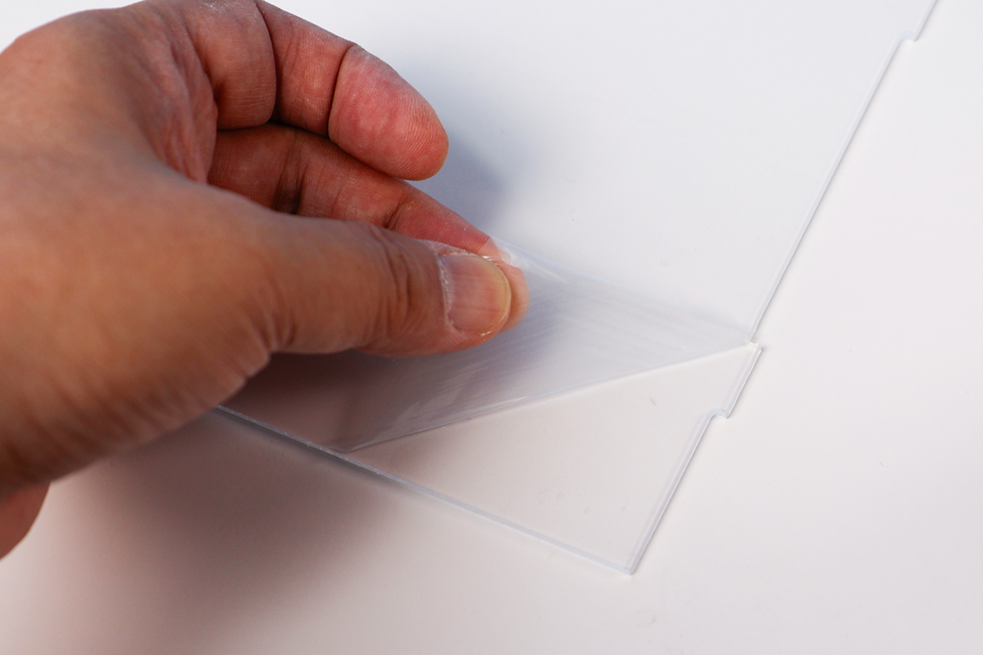 アクリルパネルには保護シートが貼られているので、そちらを剥がしておこう