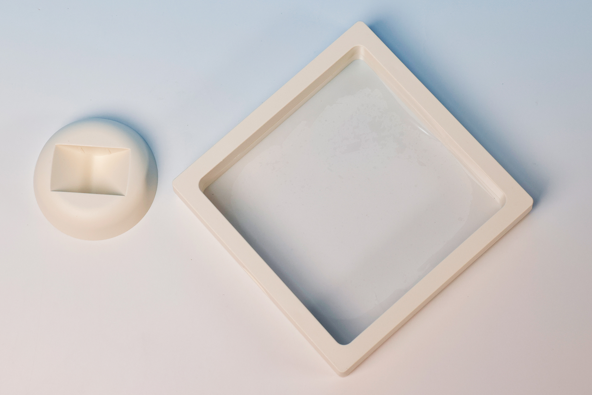 中身は本体と土台のみとシンプルな構成だ